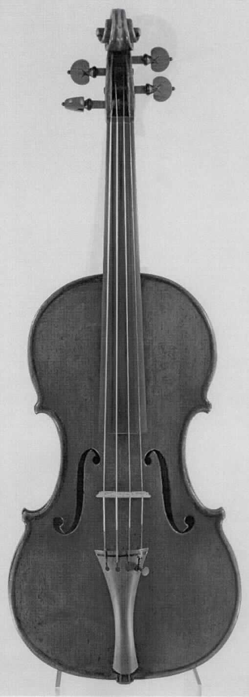 Violine mit dem Namen "Donaldson, McAllister, Sorobin" von Giuseppe Guarneri (del Gesu), Italien zwischen 1739 - 1742, s. Foto.
Das Musikinstrument ist von hohem Wert und stellt sich als Arbeit von Giuseppe Guarneri (Lebensdaten 1698 - 1744) aus Cremona dar. Giuseppe Guarneri gilt als einer der größten Cremoneser Meister des Geigenbaus (vgl. Albert Fuchs "Taxe der Streichinstrumente", Hofheim am Taunus, 1991). Etwa 150-200 Violinen sind von Guarneri noch erhalten. Die Herkunft der Violine wurde mit Zertifikaten von
W.E. Hill & Sons, London 22. September 1958
Rembert Wurlitzer, Inc. New York, 23. Mai 1958
Chardon & Fils, Paris, 21. August 1902 und
Emil Herrmann, Berlin, 14. März 1956
nachgewiesen. 
Das Instrument erfüllt die Voraussetzungen eines Sammlungsstückes von (musik-)geschichtlichem Wert.
Maße: 35,2 cm Länge, Umrissrundung: 16,9 cm (oben), 11,3 cm (mittig), 20,6 cm (unten).

Die beschriebene Ware ist als "Sammlungsstück (Violine) aus Holz, von geschichtlichem Wert " einzureihen.