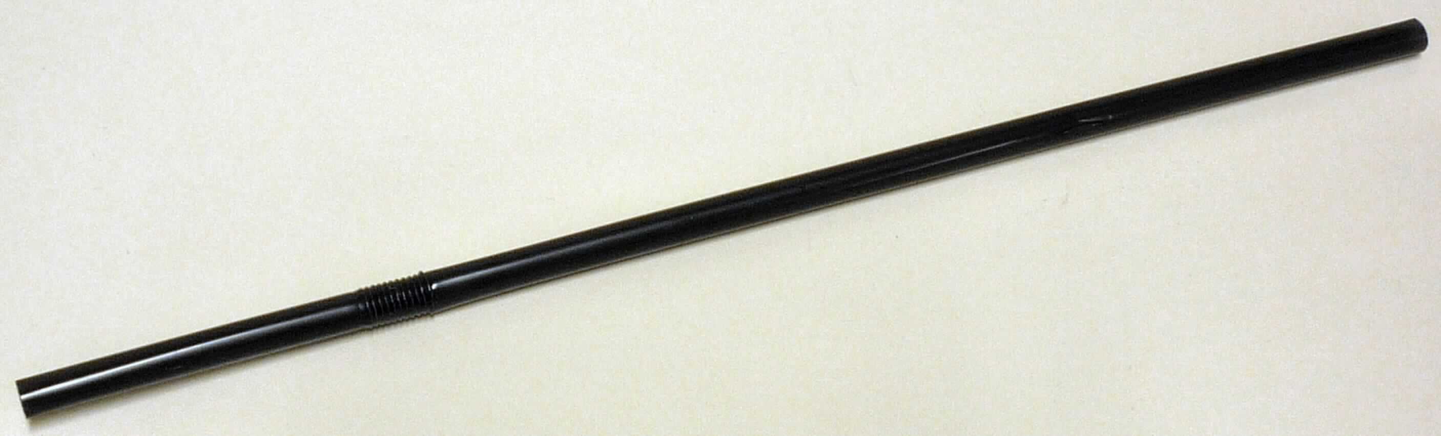 Angaben des Antragstellers:
Trinkhalm flex
Material: Polypropylen, Farbe: schwarz; Länge: 21,00 cm; Durchmesser: 0,50 cm

Untersuchungsergebnis an einem Warenmuster:
Schwarzer Trinkhalm aus Kunststoff (Länge: ca. 21 cm). Der Halm ist im oberen Drittel mit einer Biegevorrichtung versehen, sonst in der laufenden Länge nicht biegsam (der Halm knickt beim Biegen).

Befund:
Es liegt ein nicht biegsames Rohr aus Polypropylen im Sinne der Position 3917 vor.