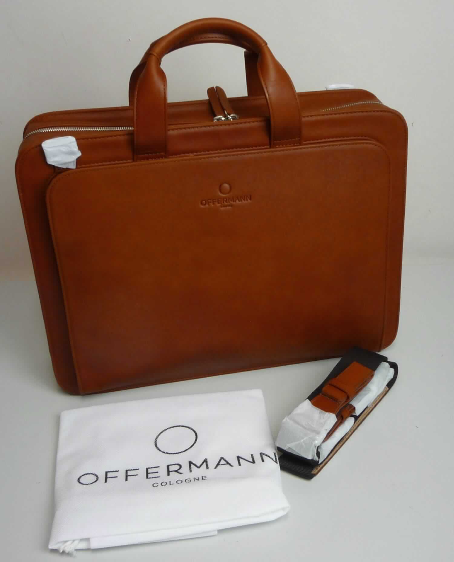 Aktentasche, sog. Businesstasche, Foto siehe Anlage,
- gemeinsam mit einem einfachen Beutel aus Spinnstoffen für den Einzelverkauf aufgemacht (der Beutel ist in
  die Aktentasche eingelegt); der Beutel ist geringwertig und im Hinblick auf die Verwendung als unbedeutend
  zu betrachten, er ändert das Wesen der Hauptware nicht und ist deshalb wie diese einzureihen,
- mit einer Außenseite aus Leder,
- mit zwei Handtragegriffen und mit einem abnehmbaren, längenverstellbaren Schultertragegurt, 
- auf einer Seite mit einem Vorfach:
- - mit einem dreiseitig umlaufenden Reißverschluss,
- - auf einer Seite mit drei offenen Einsteckfächern und zwei Stiftlaschen, 
- auf der anderen Seite mit zwei quer verlaufenden Reißverschlüssen (zur Befestigung der
  Aktentasche an einem Trolleygestänge),
- mit einem gefütterten Hauptfach:
- - mit einem dreiseitig umlaufenden Reißverschluss,
- - zweigeteilt; mit einem Trennsteg in Form eines Reißverschlussfachs,
- - auf einer Seite mit drei offenen Einsteckfächern und mit einer eingelegten Bodenverstärkung, 
    auf der anderen Seite mit einem am Boden längs verlaufenden, starren Stab ausgestattet,  
- in den Abmessungen: ca. 39 cm (Breite) x 30 cm (Höhe) x 10 cm (Tiefe),
- ohne Hinweise auf Handarbeit.

"Aktentasche, mit Außenseite aus Leder, nicht handgearbeitet"