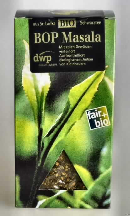 Schwarzer Tee mit Zusatz von Gewürzen

Grüne Faltschachtel mit der Abbildung von Teeblättern und einem kleinen dreieckigen Sichtfenster; auf dem 
schwarzen aufgeklebten Etikett die Warenbezeichnung (Schwarztee, mit edlen Gewürzen verfeinert) sowie 
weitere Angaben; auf einem weißen Etikett am Boden der Schachtel Angaben zu den Zutaten (s. Feld 8) 
und zur Inhaltsmenge (100 g); darin ein transparenter Folienbeutel mit der Teezubereitung.
Inhalt: Mischung aus schwarzem Tee und grob zerkleinerten hellbraunen pflanzlichen Partikeln, durchsetzt mit 
wenigen vollständigen Gewürznelken; Geruch würzig, deutlich nach Nelken; zum Herstellen eines Schwarztee-
getränks nach Art eines indischen Gewürztees geeignet.

Milchfett, Milchprotein: nicht enthalten
Saccharose/Invertzucker/Isoglucose: lt. Antragsangaben unter 5 GHT
Stärke/Glucose *: unter 5 GHT

*: festgestellt gem. VO (EG) Nr. 900/2008

Zubereitung auf der Grundlage von Tee, kein Milchfett und kein Milchprotein enthaltend, weniger als 5 GHT 
Saccharose oder Isoglucose und weniger als 5 GHT Glucose oder Stärke enthaltend; aufgrund des hohen 
Anteils an Gewürzen kein aromatisierter Tee der Position 0902.