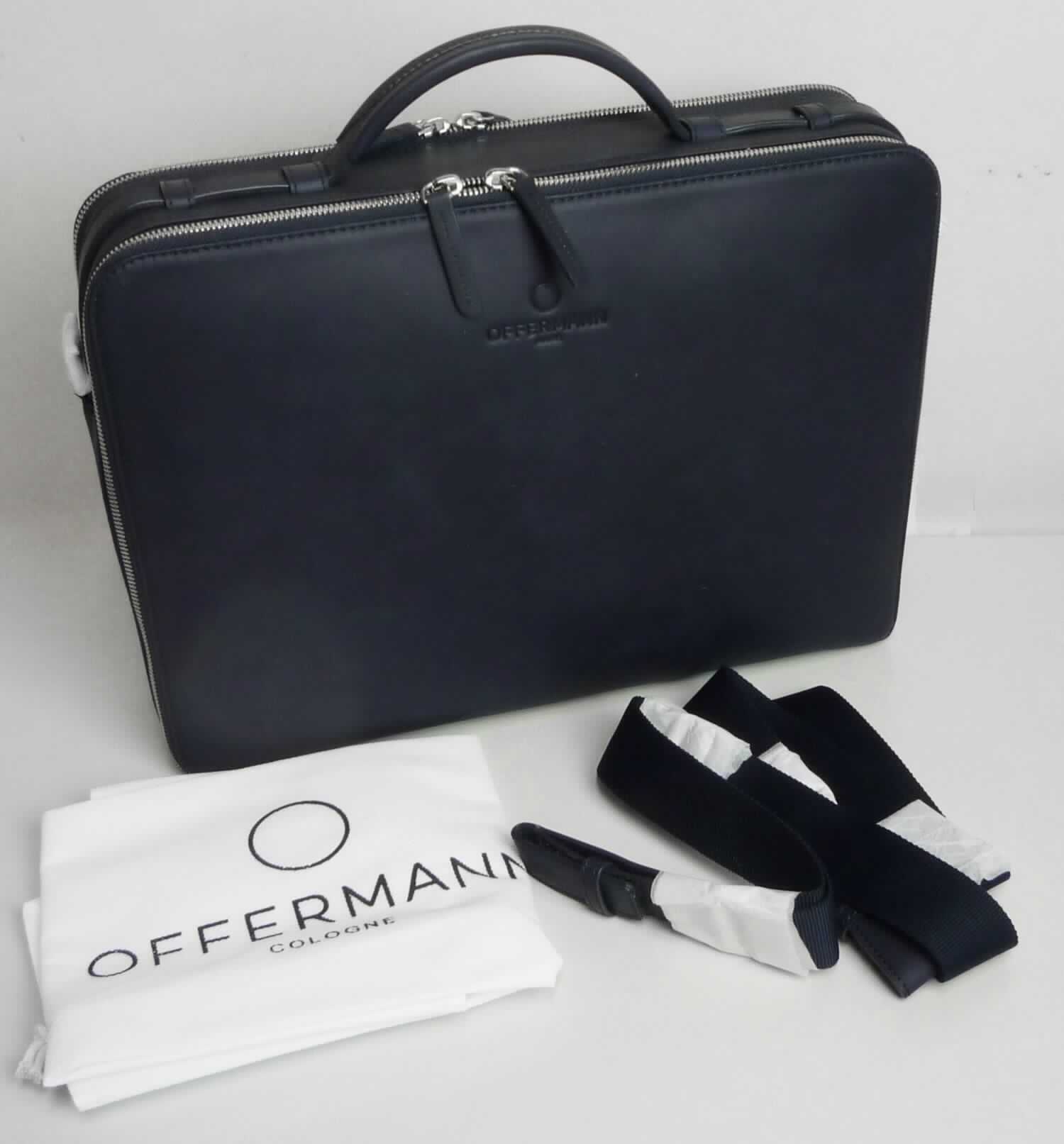 Aktentasche, sog. Damen-Businesstasche, Foto siehe Anlage,
- gemeinsam mit einem einfachen Beutel aus Spinnstoffen für den Einzelverkauf aufgemacht (der Beutel ist in
  die Aktentasche eingelegt); der Beutel ist geringwertig und im Hinblick auf die Verwendung als unbedeutend
  zu betrachten, er ändert das Wesen der Hauptware nicht und ist deshalb wie diese einzureihen,
- mit einer Außenseite aus Leder,
- mit einem Handtragegriff und mit einem abnehmbaren, längenverstellbaren Schultertragegurt, 
- auf einer Seite mit zwei quer verlaufenden Reißverschlüssen (zur Befestigung der Aktentasche an einem
  Trolleygestänge),
- mit zwei gefütterten Hauptfächern,
- - ein Hauptfach:
- - - mit einem entlang des oberen Rands verlaufenden Reißverschluss,
- - - mit einem am Boden längs verlaufenden, starren Stab ausgestattet, 
- - ein weiteres Hauptfach:
- - - mit einem entlang der Schmalseiten und des oberen Rands verlaufenden Reißverschluss,
- - - zweigeteilt; mit einem Trennsteg in Form eines Reißverschlussfachs; außen mit drei offenen Einsteck-
      fächern und zwei Stiftlaschen, 
- - - auf einer Seite mit drei am Boden längs verlaufenden, starren Stäben ausgestattet,
- - - auf der anderen Seite mit einem Reißverschlussfach und einem abnehmbaren Lederriemen mit Karabiner-
      haken an den Enden ausgestattet,
- in den Abmessungen: ca. 35 cm (Breite) x 26 cm (Höhe) x 9 cm (Tiefe),
- ohne Hinweise auf Handarbeit.

"Aktentasche, mit Außenseite aus Leder, nicht handgearbeitet"