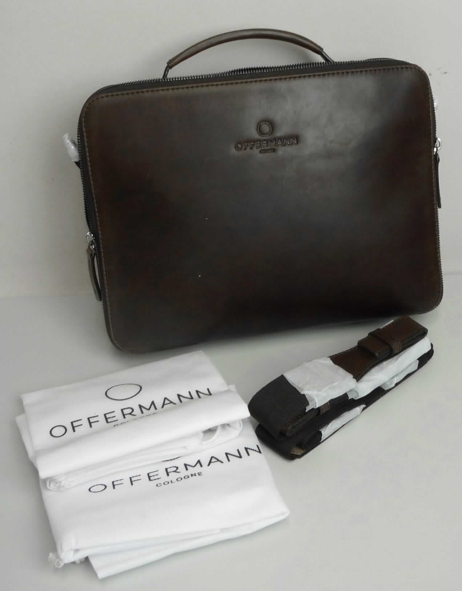 Ähnliches Behältnis (Umhängetasche), sog. Businesstasche, Foto siehe Anlage,
- gemeinsam mit einem einfachen Beutel aus Spinnstoffen für den Einzelverkauf aufgemacht (der Beutel ist in
  die Umhängetasche eingelegt); der Beutel ist geringwertig und im Hinblick auf die Verwendung als unbedeutend
  zu betrachten, er ändert das Wesen der Hauptware nicht und ist deshalb wie diese einzureihen,
- mit einer Außenseite aus Leder,
- mit einem Handtragegriff und einem abnehmbaren, längenverstellbaren Schultertragegurt,
- auf der Rückseite mit einem Reißverschlussfach,
- mit einem gefütterten Hauptfach:
- - mit einem dreiseitig umlaufenden Reißverschluss,
- - zweigeteilt; mit einem Trennsteg in Form eines Reißverschlussfachs; außen mit zwei aufgesetzten, offenen
    Einsteckfächern und zwei Stiftlaschen,
- - - auf einer Seite mit zwei am Boden längs verlaufenden, starren Stäben ausgestattet,
- - - auf der anderen Seite mit einem Reißverschlussfach und einem abnehmbaren Lederriemen mit Karabiner-
      haken an den Enden ausgestattet,
- in den Abmessungen: ca. 29 cm (Breite) x 22 cm (Höhe) x 7 cm (Tiefe),
- ohne Hinweise auf Handarbeit,
- aufgrund der Abmessungen keine Aktentasche.

"Ähnliches Behältnis, anderes als in den Unterpositionen 4202 1110 bis 4202 3900 genannte, mit Außenseite 
 aus Leder, anderes als in der Unterposition 4202 9110 genannte, nicht handgearbeitet"