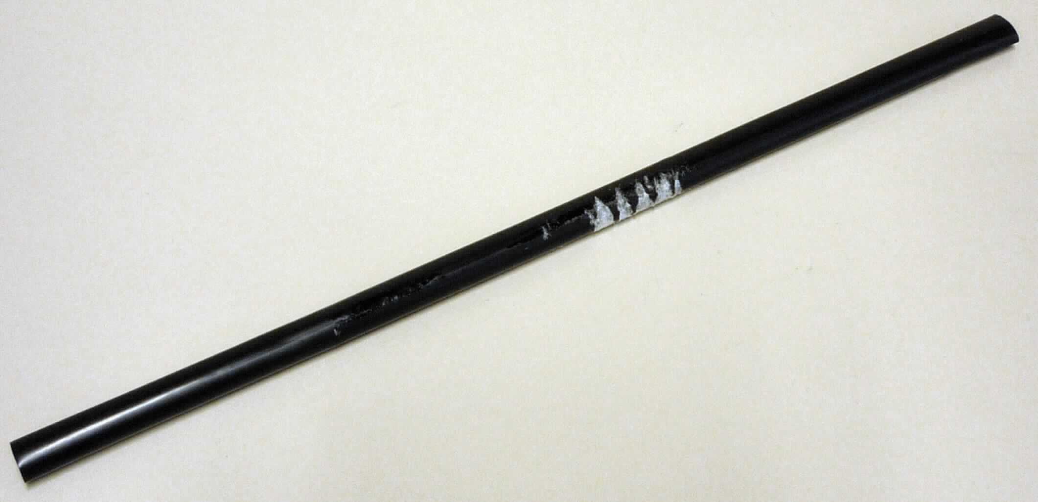 Angaben des Antragstellers:
Trinkhalm Jumbo
Material: Polypropylen, Farbe: schwarz; Länge: 25,50 cm; Durchmesser: 0,80 cm

Untersuchungsergebnis an einem Warenmuster:
Schwarzer, nahtloser, nicht weiter bearbeiteter, nicht biegsamer Trinkhalm aus Kunststoff (Länge: ca. 25,3 cm).

Befund:
Es liegt ein nicht biegsames Rohr aus Polypropylen im Sinne der Position 3917 vor.