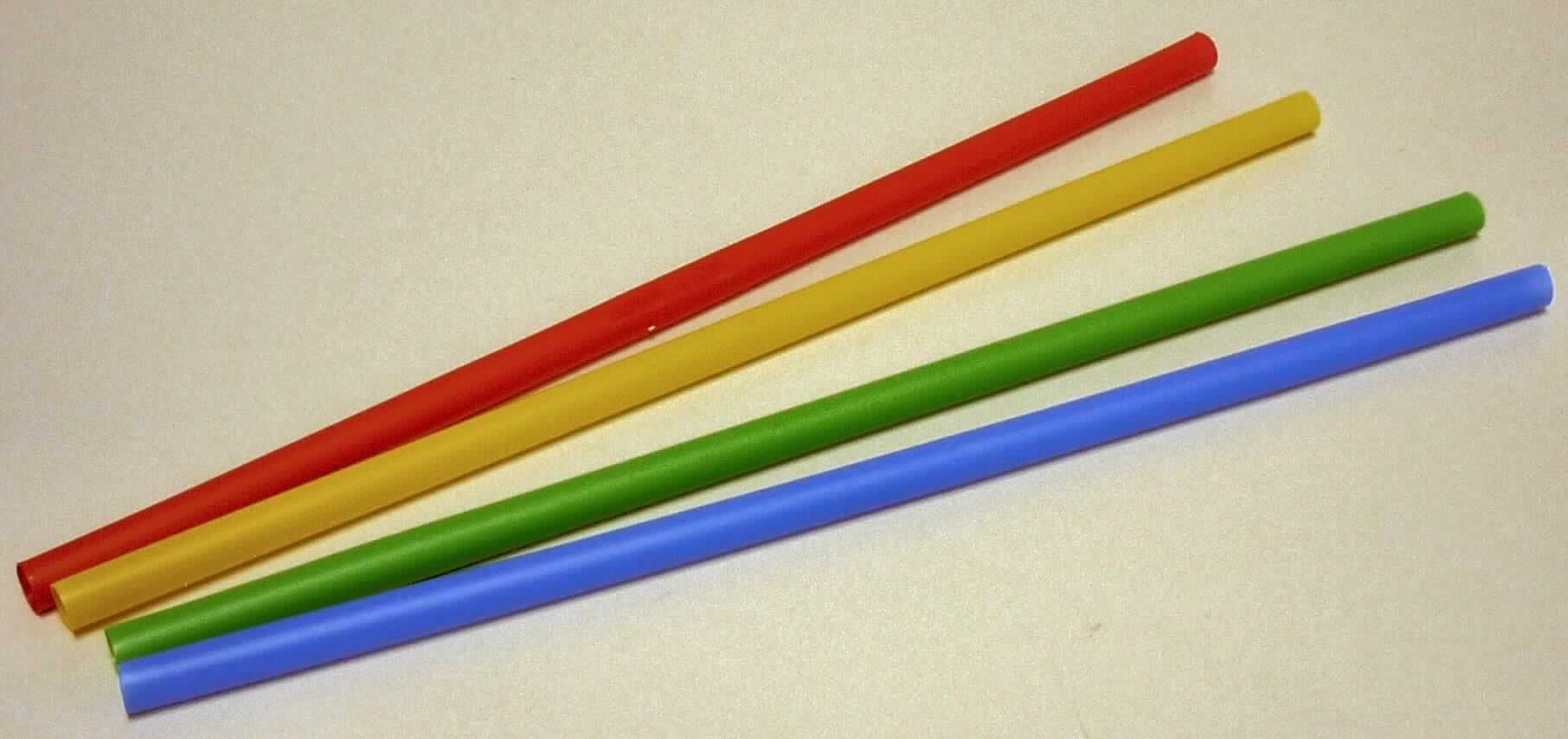 Angaben des Antragstellers:
Trinkhalm Jumbo, bunt Mix
Material: Polypropylen, Farbe: blau, rot, grün, gelb; Länge: 25,50 cm; Durchmesser: 0,80 cm

Untersuchungsergebnis an einem Warenmuster:
Einfarbige (rot, blau, gelb oder grün), nahtlose, nicht weiter bearbeitete, nicht biegsame Trinkhalme aus Kunststoff (Länge: ca. 25,2 cm).

Befund:
Es liegen nicht biegsame Rohre aus Polypropylen im Sinne der Position 3917 vor.