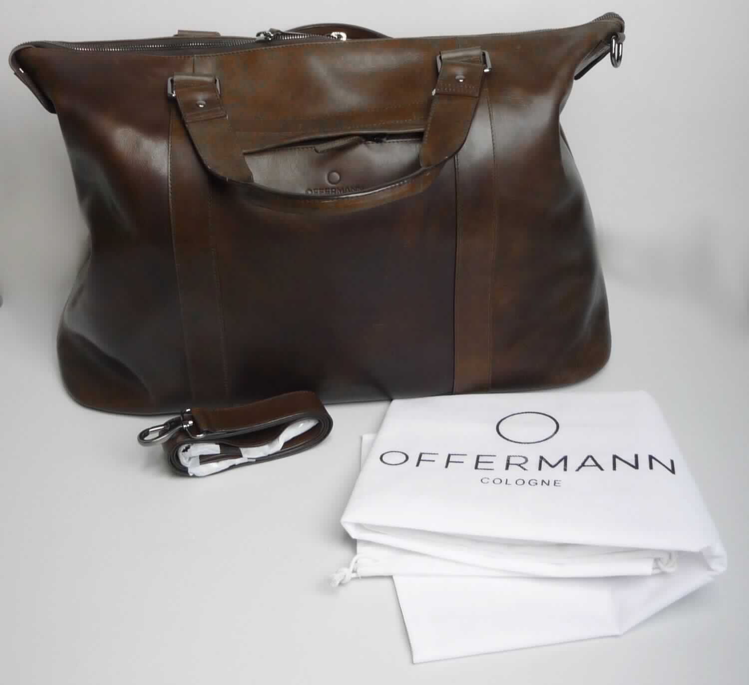 Reisetaschenähnliches Behältnis, sog. Reisetasche, Foto siehe Anlage,
- gemeinsam mit einem einfachen Beutel aus Spinnstoffen für den Einzelverkauf aufgemacht (der Beutel ist in
  die Reisetasche eingelegt); der Beutel ist geringwertig und im Hinblick auf die Verwendung als unbedeutend
  zu betrachten, er ändert das Wesen der Hauptware nicht und ist deshalb wie diese einzureihen,
- mit einer Außenseite aus Leder,
- - am Bodenteil mit fünf Stellfüßen aus unedlem Metall,
- mit zwei Handtragegriffen und einem abnehmbaren, längenverstellbaren Schultertragegurt,
- mit einem schmalen Vorfach mit Reißverschluss,
- mit einem Hauptfach,
- - mit einem entlang des oberen Rands verlaufenden Reißverschluss,
- - gefüttert,
- - auf einer Seite mit einem Reißverschlussfach ausgestattet,
- - im Bodenteil verstärkt, 
- in den Abmessungen: ca. 60 cm (Breite) x 40 cm (Höhe) x 24 cm (Tiefe),
- ohne Hinweise auf Handarbeit,
- aufgrund der Ausstattung keine Einreihung als Reisetasche.

"Ähnliches Behältnis, anderes als in den Unterpositionen 4202 1110 bis 4202 3900 genannte, mit Außen-
 seite aus Leder, anderes als in den Unterpositionen 4202 9110 genannte, nicht handgearbeitet"