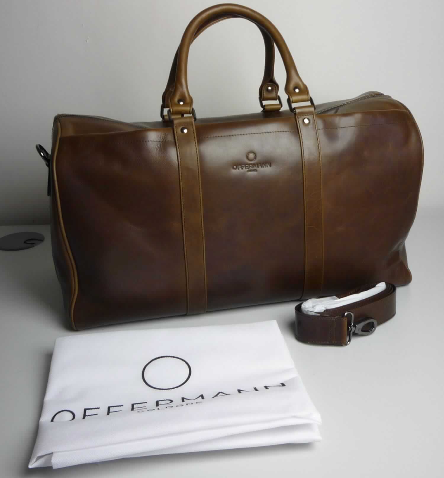 Reisetasche, sog. Duffle Bag, Foto siehe Anlage,
- gemeinsam mit einem einfachen Beutel aus Spinnstoffen für den Einzelverkauf aufgemacht (der Beutel ist in
  die Reisetasche eingelegt); der Beutel ist geringwertig und im Hinblick auf die Verwendung als unbedeutend
  zu betrachten, er ändert das Wesen der Hauptware nicht und ist deshalb wie diese einzureihen,
- mit einer Außenseite aus Leder,
- - am Bodenteil mit sechs Stellfüßen aus unedlem Metall,
- mit zwei Handtragegriffen und einem abnehmbaren, längenverstellbaren Schultertragegurt,
- mit einem Vorfach mit Reißverschluss (mit der Breite einer Längsseite),
- mit einem Hauptfach,
- - mit einem dreiseitig entlang der Schmalseiten und des oberen Rands verlaufenden Reißverschluss,
- - gefüttert,
- - auf einer Seite mit einem Reißverschlussfach ausgestattet,
- - im Bodenteil mit einer Platte aus Kunststoff verstärkt, die der Reisetasche eine gewisse Formstabilität verleiht,
- in den Abmessungen: ca. 51 cm (Breite) x 28 cm (Höhe) x 26 cm (Tiefe),
- ohne Hinweise auf Handarbeit.

"Reisetasche, mit Außenseite aus Leder, nicht handgearbeitet"