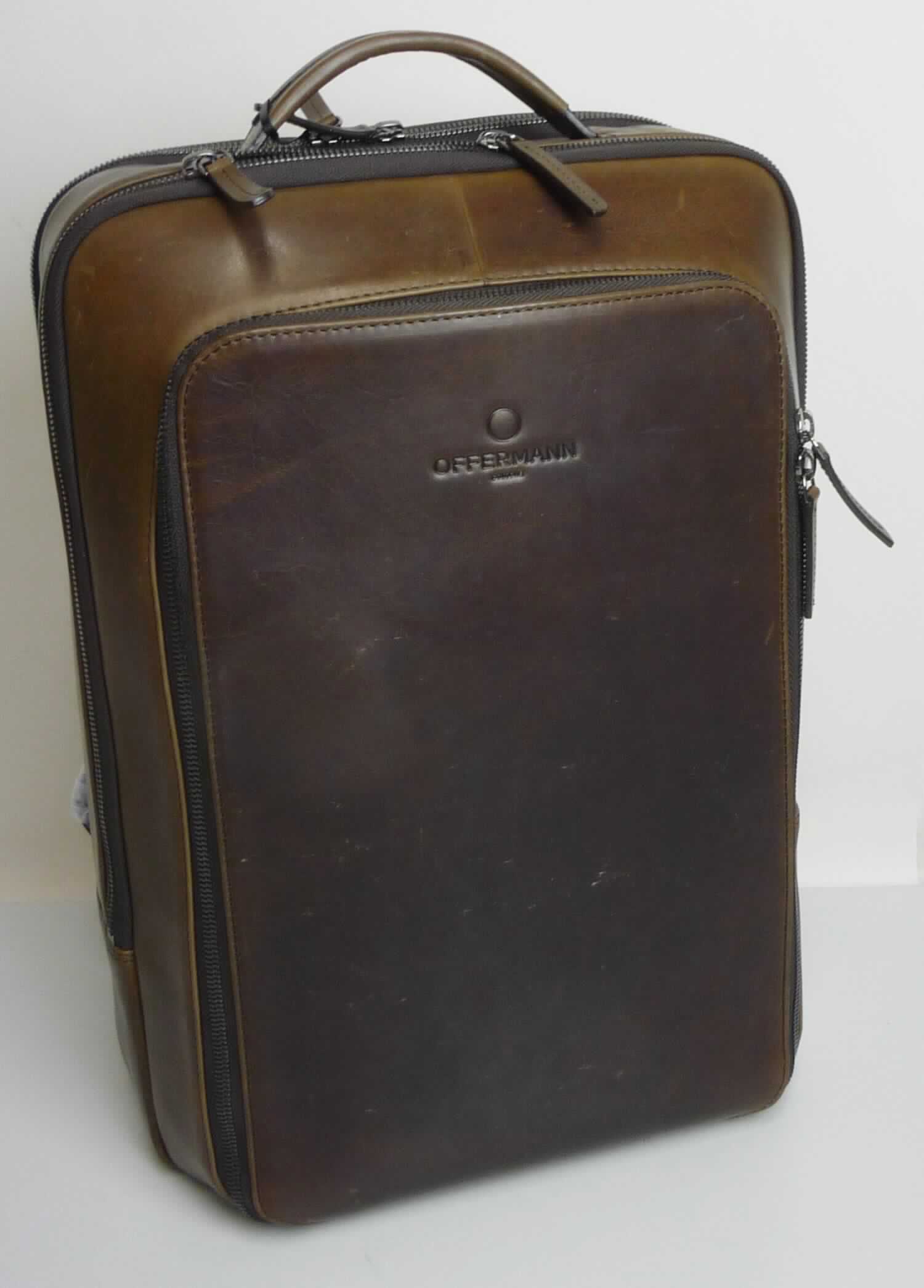 Rucksack, Foto siehe Anlage,
- gemeinsam mit einem einfachen Beutel aus Spinnstoffen für den Einzelverkauf aufgemacht (der Beutel ist in
  den Rucksack eingelegt); der Beutel ist geringwertig und im Hinblick auf die Verwendung als unbedeutend zu
  betrachten, er ändert das Wesen der Hauptware nicht und ist deshalb wie diese einzureihen,
- mit einer Außenseite aus flächenmäßig überwiegendem (charakterbestimmendem) Leder,
- - mit einem Rückenteil aus Gewirken aus Spinnstoffen,
- mit einem Handtragegriff,
- mit zwei gepolsterten Schultertragegurten und einem Brustgurt; alle längenverstellbar,
- mit einer gepolsterten Rückseite,
- auf der Vorderseite mit einem Vorfach,
- - mit einem dreiseitig umlaufenden Reißverschluss,
- - zweigeteilt; mit einem Trennsteg in Form eines Reißverschlussfachs mit zwei aufgesetzten, offenen Einsteck-
    fächern,
- - im vorderen Teil mit einem weiteren Reißverschlussfach und einem abnehmbaren Lederriemen mit Karabiner-
    haken an den Enden,
- mit zwei Hauptfächern,
- - vorderes Hauptfach:
- - - mit einem dreiseitig umlaufenden Reißverschluss; ohne Einteilung,
- - hinteres Hauptfach:
- - - mit einem dreiseitig umlaufenden Reißverschluss,
- - - auf der Rückseite mit einem großen, offenen Einsteckfach,
- in den Abmessungen: ca. 29 cm (Breite) x 41 cm (Höhe) x 17 cm (Tiefe),  
- ohne Hinweise auf Handarbeit.
 
"Rucksack, mit Außenseite aus Leder, nicht handgearbeitet"