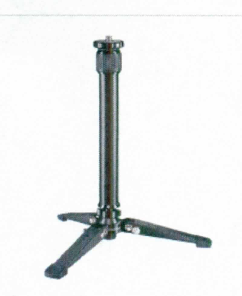 "Tischstativ, Art.: 20792", im Wesentlichen bestehend aus einem zum Teil stufenlos einstellbaren Stativ (Länge ca. 31 bis 47 cm) aus unedlem Metall / Aluminium (äußere Form: siehe Abbildung in der Anlage). 
Der Standfuß (die Beine nach oben einklappbar) ist mit einem mittels Schraube feststellbaren Kugelkopf (am unteren Ende des Statives) versehen und kann als Tisch-, Kamera- oder Reisestativ verwendet werden. Die Montage der Kamera (nicht Gegenstand dieser Auskunft) erfolgt über das 3/8 Zoll Kameragewinde am oberen Ende des Statives. Das Stativ hat eine max. Belastbarkeit von ca. 2,5 kg und ist für Digital- oder Kompaktkameras geeignet.

Das für den Einzelverkauf aufgemachte Erzeugnis, welches in Plastikbeuteln und Kartonagen verpackt ist, wird als "Zubehör, erkennbar hauptsächlich für Fotoapparate bestimmt" eingereiht.