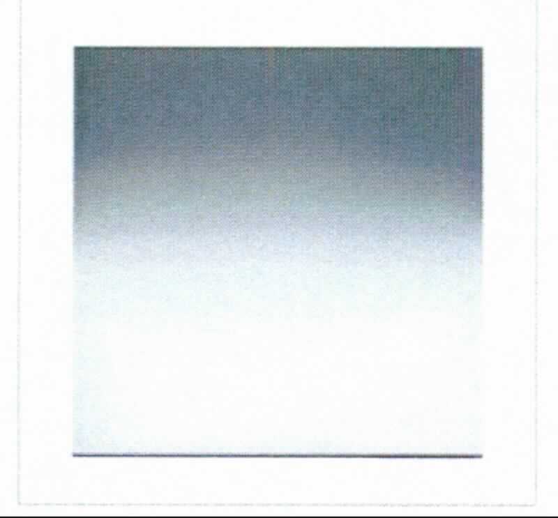 Grauverlauffilter, Art.: 19927, im Wesentlichen bestehend aus einer quadratischen Platte (100 cm x 100 cm x 1,9 mm) aus Polyacryl. Eine Hälfte ist grau eingefärbt, am Rand dunkel beginnend und zur Mitte immer hellgrauer werdend, die andere Hälfte ist transparent (siehe Abbildung in der Anlage).
Der Verlauffilter wird in den Filtereinschub der Mattebox eingesetzt und dient dazu den Lichtdurchgang partiell zu reduzieren. Der Filter wird in der Videografie und in der Fotografie eingesetzt, um z.B. einen zu hellen Himmel abzudunkeln oder um hohe Helligkeitskontraste innerhalb eines Bildes optimal abzustimmen.

Die Ware wird als "optisches Element, aus Stoffen aller Art, nicht gefasst, nicht aus Glas, keine Ware der Unterpositionen (TARIC) 9001 1010 00 bis 9001 9000 85" eingereiht.