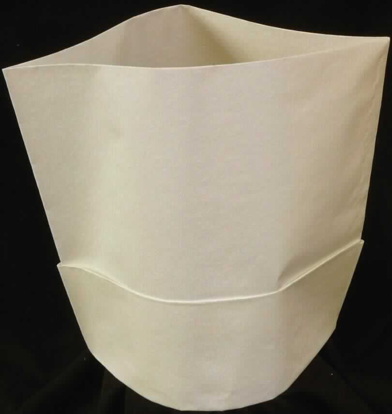 Kopfbedeckung, sog. Kochmütze Variabel exclusiv, Foto siehe Anlage,
- aus einem Papierzuschnitt (lt. Antrag Spezial-Krepp-Papier) hergestellt,
- in der Art einer Kochmütze,
- flach gefaltet, mit einer Breite von ca. 28 cm und einer Höhe von ca. 22 cm,
- größenverstellbar,
- oben offen,
- wird zu hygienischen Zwecken z.B. in der Lebensmittelbranche getragen.

"Kopfbedeckung (Kochmütze), aus Papier "