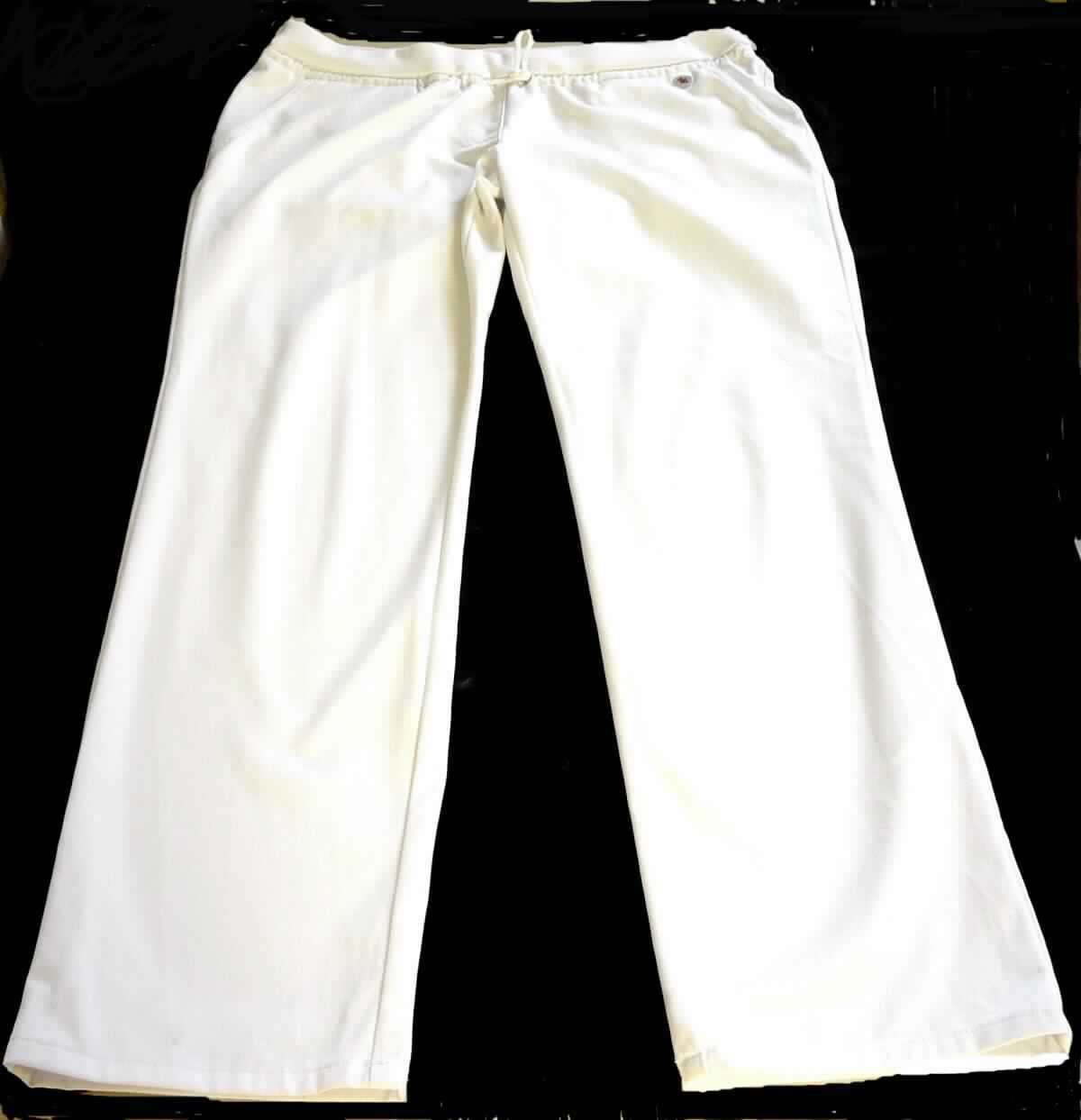 Lange Hose, sog. Komforthosen, Art. 1736-699/21, Größe 46, Foto siehe Anlage,
- aus ca. 0,5 m dicken, einfarbigen Geweben aus laut Antrag 47 % Polyester, 6 % Elastolefin (beides 
  synthetische Chemiefasern) und 47 % Baumwolle, 
- in der Taille abschließend; mit einem ca. 4 cm breiten, angesetzten, elastischen Taillenbund aus Gewirken, 
  mit Tunnelzug,
- vorn mit einer Pattenattrappe; ohne Öffnung und ohne Verschluss; ohne Hinweise auf den Trägerkreis (unisex),
- seitlich mit zwei eingesetzten, offenen Taschen,
- mit knöchellangen Hosenbeinen; an den Beinabschlüssen durch Umschlagen und Festnähen gesäumt,
- keine Arbeits- und Berufskleidung.

"Lange Hose, aus Geweben, für Frauen, aus synthetischen Chemiefasern, keine Arbeits- und Berufskleidung, nicht 
 nach dem Batik-Verfahren handbedruckt"