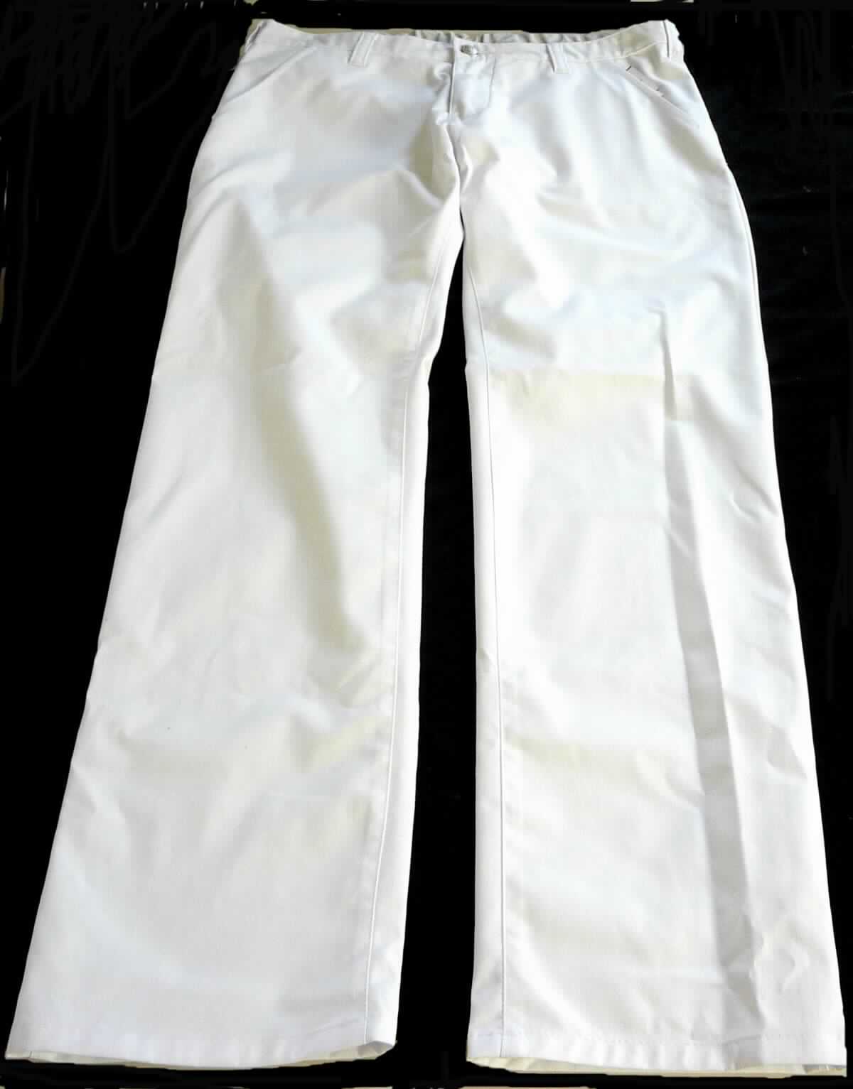 Lange Hose, sog. Chinohosen, Art. 1734-686/21, Größe 50, Foto siehe Anlage,
- aus ca. 0,4 mm dicken, einfarbigen Geweben aus laut Antrag 48 % Polyester, 4 % Elastolefin (beides 
  synthetische Chemiefasern) und 48 % Baumwolle, 
- in der Taille abschließend, mit einem angesetzten, teilweise elastischen Bund mit Gürtelschlaufen,
- vorn mit einer Öffnung mit Reißverschluss und Patte von links über rechts (Männerkleidung), die im Taillenbund
  mit einem Knopf geschlossen wird,
- vorn mit zwei eingesetzten, offenen Eingriffstaschen und hinten mit zwei aufgesetzten, offenen Gesäßtaschen,
- mit knöchellangen Hosenbeinen; an den Beinabschlüssen durch Umschlagen und Festnähen gesäumt,
- keine Arbeits- und Berufskleidung.

"Lange Hose, aus Geweben, für Männer, aus synthetischen Chemiefasern, keine Arbeits- und Berufskleidung"
