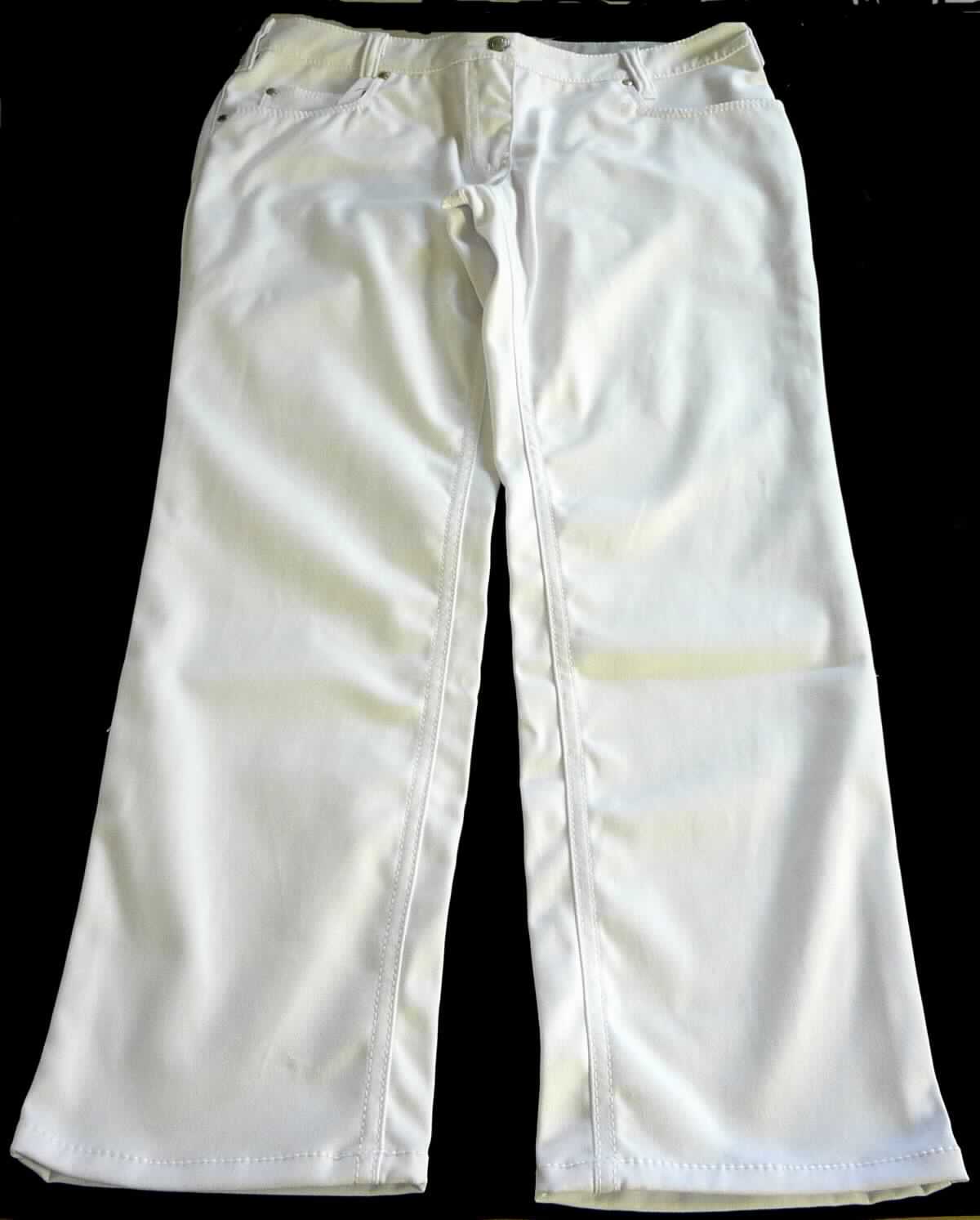 Lange Hose, sog. Jeans, Art. 1732-687/21, Größe 32/30, Foto siehe Anlage,
- aus ca. 0,5 mm dicken, einfarbigen Geweben aus laut Antrag 55 % Baumwolle, 42 % Polyester und 
  3 % Elastolefin (beides synthetische Chemiefasern),
- in der Taille abschließend; mit einem angesetzten, ca. 4 cm breiten Taillenbund mit Gürtelschlaufen,
- vorn mit einer Öffnung mit Reißverschluss und Patte von rechts über links (Frauenkleidung), die im Taillenbund
  mit einem Knopf geschlossen wird,
- vorn mit zwei eingesetzten, offenen Taschen und einer aufgesetzten, kleinen Tasche sowie hinten mit zwei 
  aufgesetzten, offenen Gesäßtaschen,
- mit knöchelangen Hosenbeinen; an den Beinabschlüssen durch Umschlagen und Festnähen gesäumt,
- keine Arbeits- und Berufskleidung.

"Lange Hose, aus Geweben, für Frauen, aus Baumwolle, andere als in den Unterpositionen 6204 6211 bis 
 6204 6233 genannte, nicht nach dem Batikverfahren handbedruckt"