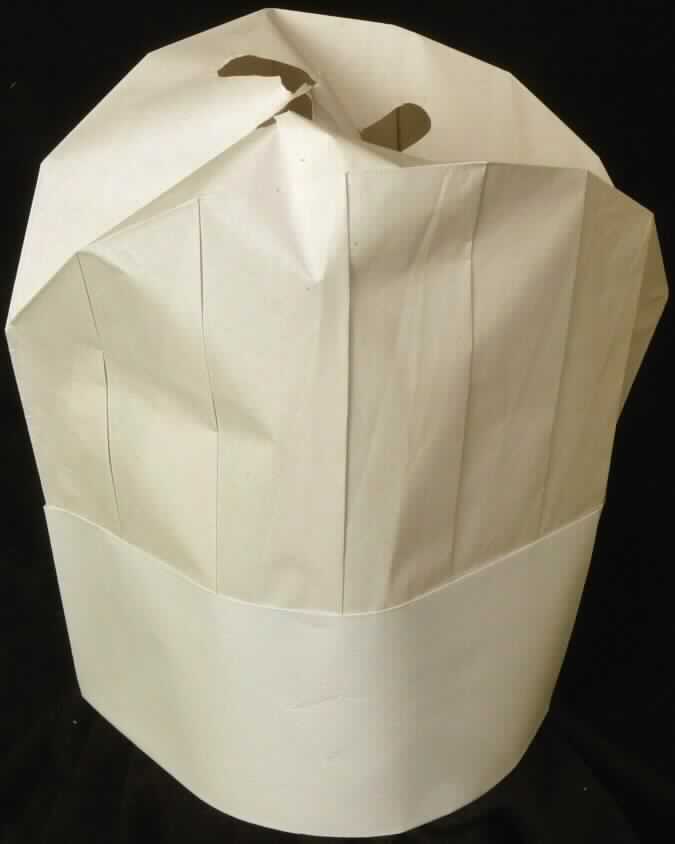 Kopfbedeckung, sog. Kochmütze mit plissiertem Oberteil, Foto siehe Anlage,
- aus Papierzuschnitten (lt. Antrag Spezial-Krepp-Papier) hergestellt,
- in der Art einer Kochmütze,
- flach gefaltet, mit einer Breite von ca. 28,5 cm und einer Höhe von ca. 22 cm,
- größenverstellbar,
- oben geschlossen,
- wird zu hygienischen Zwecken z.B. in der Lebensmittelbranche getragen.

"Kopfbedeckung (Kochmütze), aus Papier "