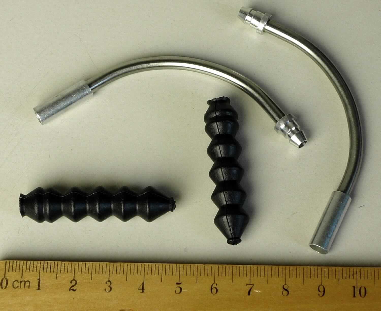 Zugumlenkung für Felgenbremsen, sog. Kabelführung V-Brake, Foto siehe Anlage, für den Einzelverkauf 
in einer klarsichtigen Kunststofftüte aufgemacht, bestehend aus:
-  zwei speziell gefertigten, im 90 Grad Winkel gebogenen Röhrchen aus (lt. Antrag) Stahl,
-- mit einem Außendurchmesser von ca. 4 mm und einer Gesamtlänge von ca. 85 mm,
-- auf der einen Seite mit einer ca. 18 mm langen Metallhülse (Außendurchmesser: ca. 7 mm) und
-- auf der anderen Seite mit einem kegelförmig abgestuften, mit Bund versehenem Endstück ausgestattet,
-- im Innern, mit einem mit Schmiermittel befüllten Schlauch aus Kunststoff (Außendurchmesser: ca. 2,8 mm)
   versehen und
- einem ca. 45 mm langen Faltenbalg aus (lt. Antrag) Kautschuk,
- wird an Fahrrädern mit Felgenbremsen (sog. V-Bremsen) als Verbindungselement zwischen der ankommenden
  Außenhülle des Bremskabels und z. B. dem sog. Käfig des rechten Bremsarms verbaut,
- dient der Führung des Bremsinnenzuges, damit dieser im richtigen Winkel zum Bremsklotz ankommt sowie
  durch das Abstützen des Röhrchens mit seinem Bund am Käfig des Bremsarms der Übertragung der 
  Bremsseilkraft auf den gelenkig mit dem Käfig verbundenen Bremsarm,
- aufgrund der objektive Merkmale (u. a. Form und Durchmesser) erkennbar hauptsächlich für Fahrräder 
  des Kapitels 87 bestimmt.

"Teil für Fahrräder der Position 8712, Teil für Bremsen (Zugumlenkung für Felgenbremsen)"