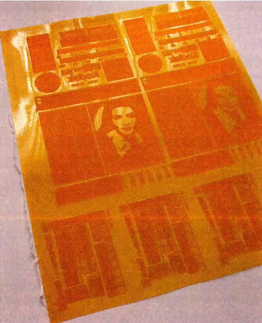 Angaben: Warenart: Druckplatte rechteckig zugeschnitten in vorkonfektionierten unterschiedlichen Größen, als
druckender Teil einer Druckmaschine, mit der Texte und/oder Illustrationen im Hochdruckverfahren
gedruckt werden. Druckplatte ohne Druckbild einseitig vorsensibilisiert, damit im Computer to Plate (CTP) Verfahren
das Druckbild unmittelbar aufgebracht werden kann - Anwendungsbereich: Verpackungsdruck: Etikettendruck, Faltschachtel-Rollendruck, Druck flexibler Verpackungen aus Folie und Aluminium, Wellpappenvordruck, etc. 
- Trägermaterial: Polyester - Sonstiges: mit Schutzfolie / strahlen- oder lichtempfindlich / unbelichtet.

Die Angaben der Antragstellerin werden als zutreffend unterstellt. 

Befund: Zolltariflich handelt es sich bei dem Artikel um eine Fotografische Platte, sensibilisiert, nicht belichtet, aus Stoffen aller Art (ausgenommen Papier, Pappe oder Spinnstoffe) der Position 3701 des Zolltarifs.

Die Einreihung dieser verbindlichen Zolltarifauskunft gilt für Platten, bei denen keine Seite mehr als 255 mm misst.