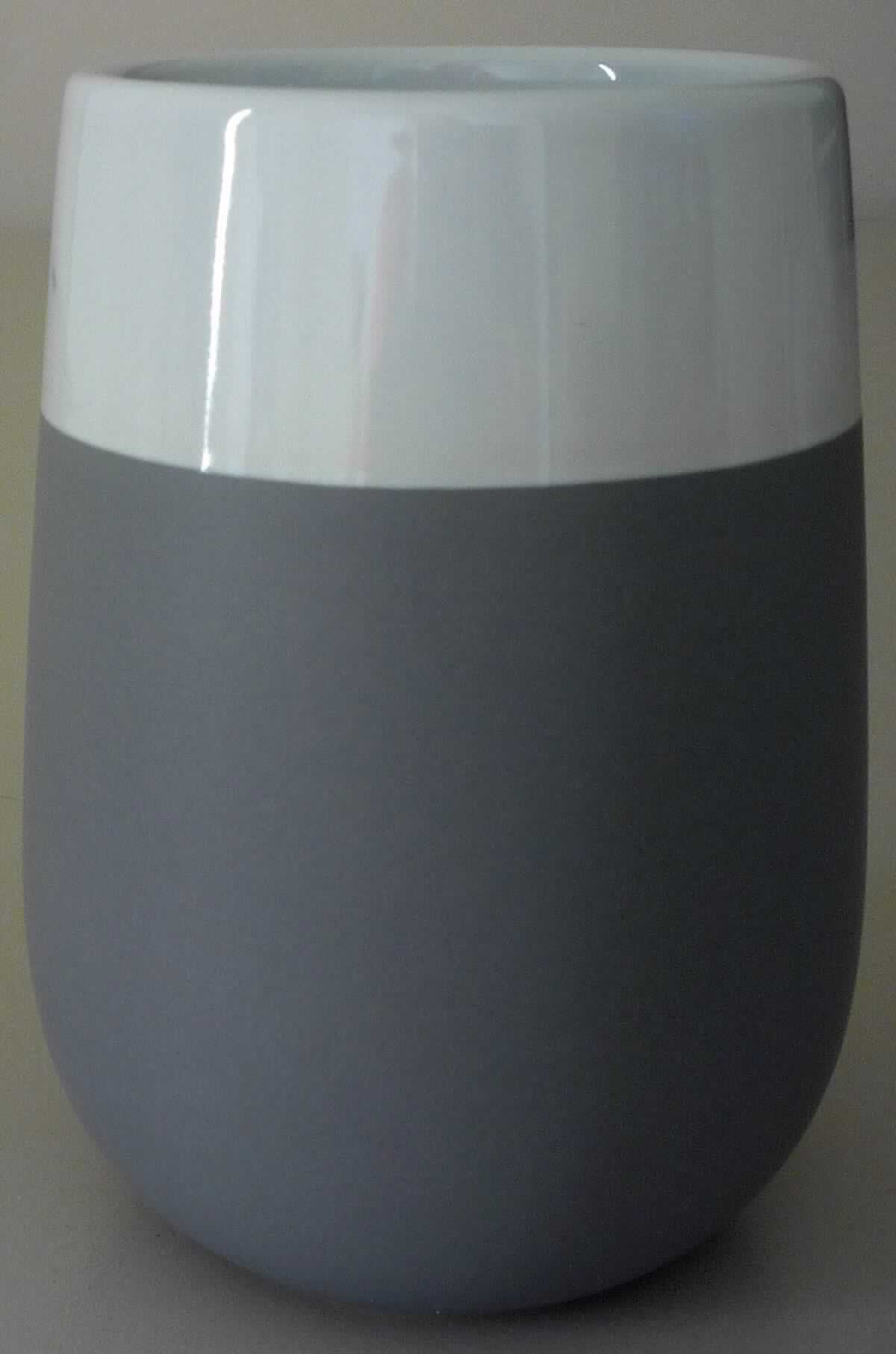 Keramischer Toilettengegenstand, sog. Zahnputzbecher "Malta" grau/weiß, Art. 22050100, Foto siehe Anlage, 
- glasierter, farbig bemalter, bauchiger Becher, 
- mit einer Höhe von ca. 11 cm,
- mit einem Durchmesser (oben) von ca. 6,5 cm, 
- keramisches Erzeugnis, nach der Formgebung gebrannt, tonmineralhaltiges Material enthaltend, 
- nach dem Ergebnis der wissenschaftlichen Untersuchung handelt es sich weder um Porzellan noch um
  gewöhnlichen Ton, Steinzeug, Steingut oder feine Erden; das Erzeugnis ist als andere keramische Ware
  anzusehen, 
- zur Verwendung als Zahnputzbecher im Badezimmer bestimmt.

"Keramischer Toilettengegenstand, aus anderer Keramik als Porzellan, gewöhnlicher Ton, Steinzeug, Steingut 
 oder feine Erden"