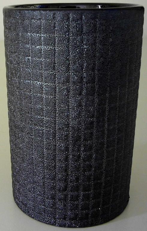 Keramischer Toilettengegenstand, sog. Keramik Zahnputzbecher Polaris Jet anthrazit, Art.-Nr. 21991100, 
Abbildung siehe Anlage, 
- glasierter, anthrazitfarbener, zylinderförmiger Becher mit strukturierter Außenseite, 
- mit einem Durchmesser von 7,3 cm und einer Höhe von 11,1 cm, 
- keramisches Erzeugnis, nach der Formgebung gebrannt, tonmineralhaltiges Material enthaltend, 
- nach dem Ergebnis der wissenschaftlichen Untersuchung handelt es sich weder um Porzellan noch um
  gewöhnlichen Ton, Steinzeug, Steingut oder feine Erden; das Erzeugnis ist als andere keramische Ware
  anzusehen, 
- zur Verwendung als Zahnputzbecher im Badezimmer bestimmt.

"Keramischer Toilettengegenstand (Zahnputzbecher),, aus anderer Keramik als Porzellan, gewöhnlicher Ton, 
 Steinzeug, Steingut oder feine Erden"