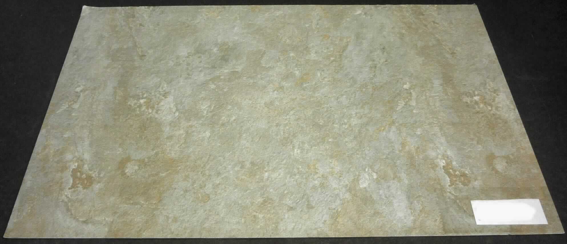 Angaben des Antragstellers:
Platz- bzw. Tisch-Set zur Verwendung als Tischunterlage
Material: 100 % Polyvinylchlorid, Größe: 35 x 50 cm

Untersuchungsergebnisse an einem Warenmuster:
Rechteckige, flexible, dreilagige Kunststoffplatte aus weichgemachtem Polyvinylchlorid (Abmessungen: ca. 45,5 x 30 x 0,2 cm) mit einer grau-marmorierten, geprägten Oberseite in Steinoptik, einer dunkelgrauen Zwischenlage und einer schwarzen Unterseite mit Rautenprägung (siehe Abbildung).

Befund:
Es liegt eine Platte aus weichgemachtem Polyvinylchlorid im Sinne der Position 3920 vor.