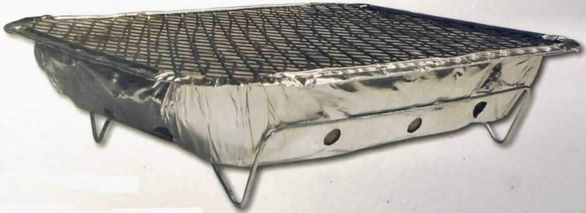 Es handelt sich um Erzeugnisse zum Grillen von Speisen im Haushalt (Garten) oder beim Camping. Die Waren bestehen aus einer Grillwanne aus Aluminium, einem daran angebrachten Grillrost, einem auf den Schalenboden eingelegten Drahtgitter und einem Gestell (jeweils aus Stahl). Sie sind bereits mit den zum Betrieb notwendigen festen Brennstoffen (Holzkohle in einem Papierbeutel und Anzündpapier) gefüllt.
- Antragstellerangaben -
Der Einweggrill ist gegenüber der Kohle charakterbestimmend.
Stahl herrscht gegenüber jedem anderen unedlen Metall gewichtsmäßig vor.
Für den Einzelverkauf sind die Waren in einer schalenartigen Pappverpackung mit Aufdruck und mit einem bedrucktem Pappeinleger in einer Klarsicht-Kunststofffolie verschweißt aufgemacht.

Abbildung siehe Anlage.

Derartige Erzeugnisse gehören als "Grillgeräte aus Stahl, für Festbrennstoffe" zur Codenummer 7321 1900 00 0 des Elektronischen Zolltarifs.