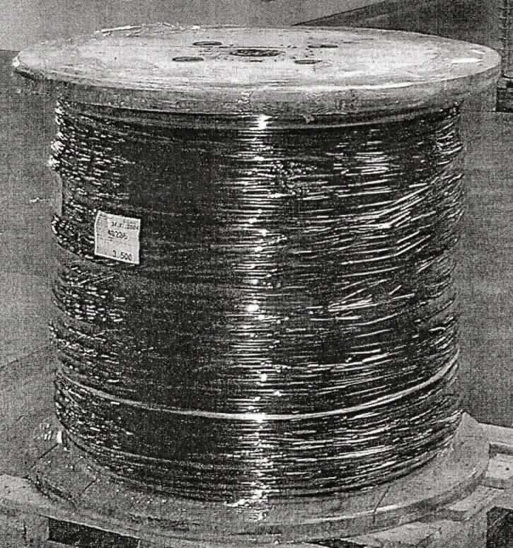 Isoliertes elektrisches Kabel, sog. "PVC-Leitung", in verschiedenen Ausführungen, aus 3 oder 5 isolierten elektrischen Leitern (Adern, 1,5 mm² oder 2,5 mm², je nach Ausführung) mit jeweils mehreren Leitereinzeldrähten, in einem PVC-Schlauch, als Meterware, mit einem Durchmesser der Leitereinzeldrähte von weniger als 0,51 mm, für eine Spannung bis zu 400 Volt, zur Verwendung als elektrische Anschlussleitung für verschiedene elektrische Geräte (z.B. Kühlschränke, Waschmaschinen u.s.w.).

Das Erzeugnis ist als "isoliertes elektrisches Kabel, kein Wickeldraht, kein Koaxialkabel oder anderer koaxialer elektrischer Leiter, kein Zündkabelsatz oder anderer Kabelsatz von der für Beförderungsmittel verwendeten Art, für eine Spannung von weniger als 1000 Volt, nicht mit Anschlussstücken versehen, nicht von der für die Telekommunikation verwendeten Art, mit einem Durchmesser der Leitereinzeldrähte von weniger als 0,51 mm, für eine Spannung von mehr als 80 Volt, jedoch weniger als 1000 Volt" einzureihen.