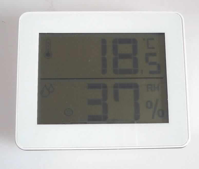 Sogenanntes Thermo-Hygrometer (Art.-Nr. 679.15), im Wesentlichen aus einem weißen Kunststoffgehäuse (Abmaße 10 x 8 x 1 cm) mit silberner Umrandung, einem LC-Display, sowie zwei Drucktasten und einem ausklappbaren Tischaufsteller auf der Rückseite bestehend (äußere Form: siehe Abbildung in der Anlage).

Das Gerät dient der Bestimmung der Temperatur und der Luftfeuchtigkeit in Räumen und zeigt neben den gemessenen Werten ein von der Wetterlage abhänigiges Smiley mit wechselndem Gesichtsausdruck auf dem Display.

Die in einem Pappkarton verpackte Ware wird als "Kombination aus Thermometer und Hygrometer, elektronisch, nicht für zivile Luftfahrzeuge bestimmt" eingereiht.