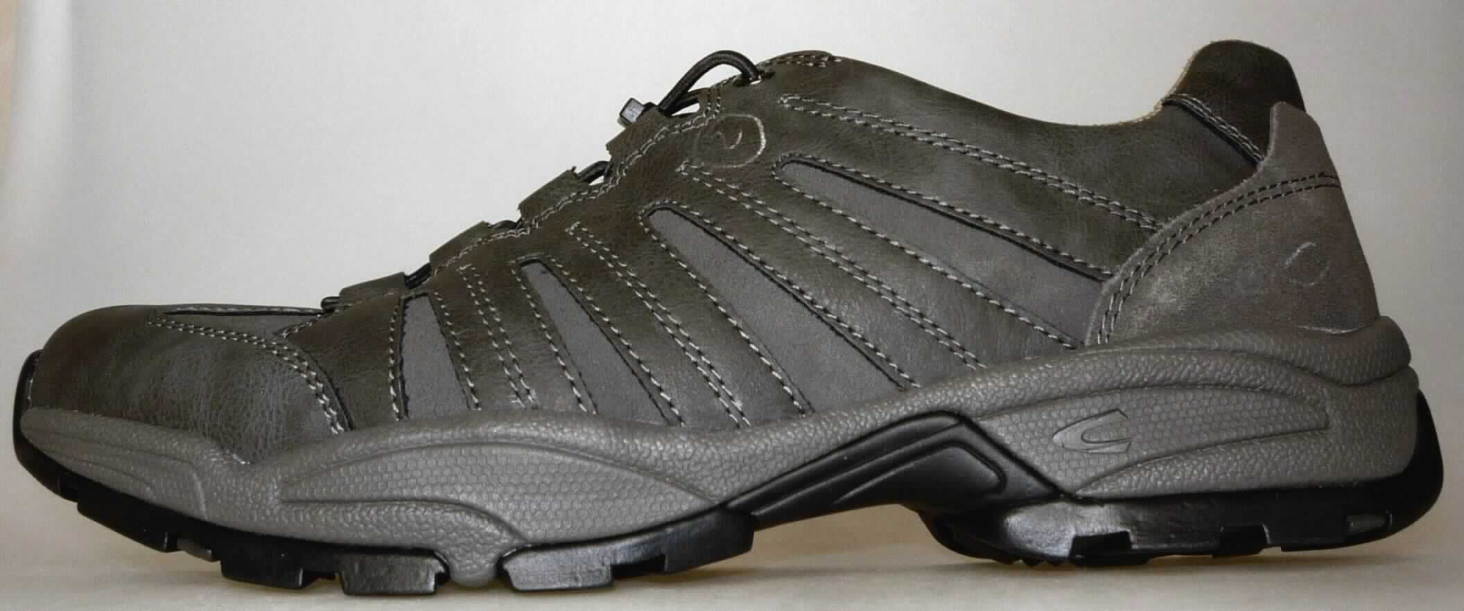 Halbschuhe (Foto siehe Anlage)
- mit Laufsohlen aus (lt. Antrag) Kautschuk,
- mit Oberteil (geschlossenes Blatt) aus Kunststoff (Spinnstoff mit einer mit bloßem Auge wahrnehmbaren
  Außenschicht aus Kunststoff; den größten Teil der Außenfläche bildend) und Leder,
- mit Zugkordel und Kordelstopper (Verschlussschnürung), 
- nicht mit Dornen, Krampen, Klammern, Stollen oder ähnlichen Vorrichtungen versehen 
  oder für deren Anbringung hergerichtet (keine Sportschuhe),
- ohne Metallschutz in der Vorderkappe,
- nicht den Knöchel bedeckend,
- mit einer Länge der Innensohle von mehr als 24 cm,
- für Männer (u. a. weiter Schnitt)

"Schuhe mit Laufsohlen Kautschuk und Oberteil aus Kunststoff, andere als in der Position 6401 
 und in den Unterpositionen 6402 1210 bis 6402 9991 genannt, für Männer"