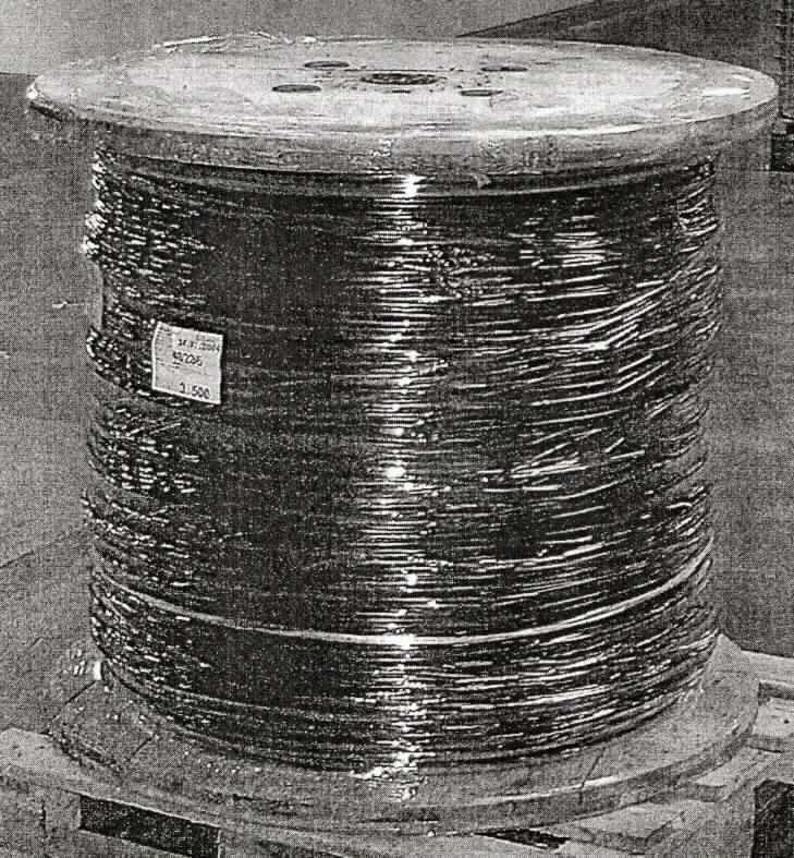 Isoliertes elektrisches Kabel, sog. "Neopren-Gummi-Leitung", in verschiedenen Ausführungen, aus 3 oder 5 isolierten elektrischen Leitern (Adern, 1,5 mm² oder 2,5 mm², je nach Ausführung) mit jeweils mehreren Leitereinzeldrähten, in einem Neopren-Gummi-Schlauch, als Meterware, mit einem Durchmesser der Leitereinzeldrähte von weniger als 0,51 mm, für eine Spannung bis zu 450 Volt, zur Verwendung als elektrische Anschlussleitung für verschiedene elektrische Geräte (z.B. Kreissägen, Bohrmaschinen u.s.w.).

Das Erzeugnis ist als "isoliertes elektrisches Kabel, kein Wickeldraht, kein Koaxialkabel oder anderer koaxialer elektrischer Leiter, kein Zündkabelsatz oder anderer Kabelsatz von der für Beförderungsmittel verwendeten Art, für eine Spannung von weniger als 1000 Volt, nicht mit Anschlussstücken versehen, nicht von der für die Telekommunikation verwendeten Art, mit einem Durchmesser der Leitereinzeldrähte von weniger als 0,51 mm, für eine Spannung von mehr als 80 Volt, jedoch weniger als 1000 Volt" einzureihen.