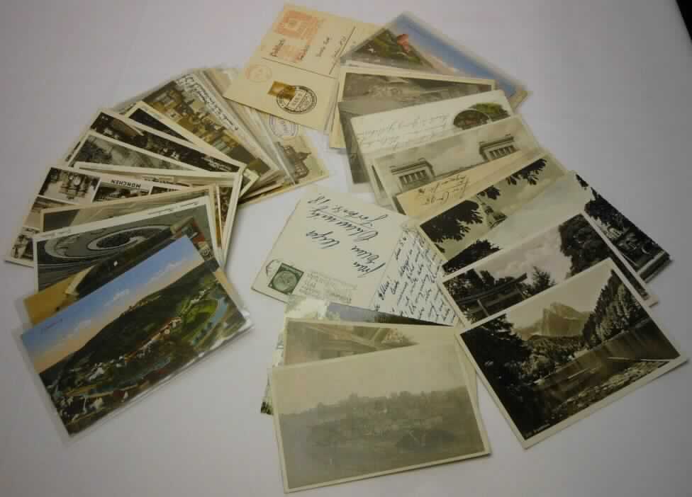 Sog. historisch philatelistischer Heimat- und Thematikbeleg in Form einer historischen Postkarte mit folgenden Beschaffenheitsmerkmalen:
- ca. 14,5 x 9,5 cm große farbige Ansichtskarte mit Abbildungen der Stadt Mülhausen aus dem Jahre 1900,
- beschriftet und postalisch befördert, jedoch ohne Frankatur,
- augenscheinlich als Lithographie im Steindruckverfahren hergestellt.

Eine Einreihung in die Pos. 9704 scheidet aus, weil die Ware keine Frankatur aufweist.

Sie ist als "Originalstiche, -schnitte und -steindrucke" einzureihen.