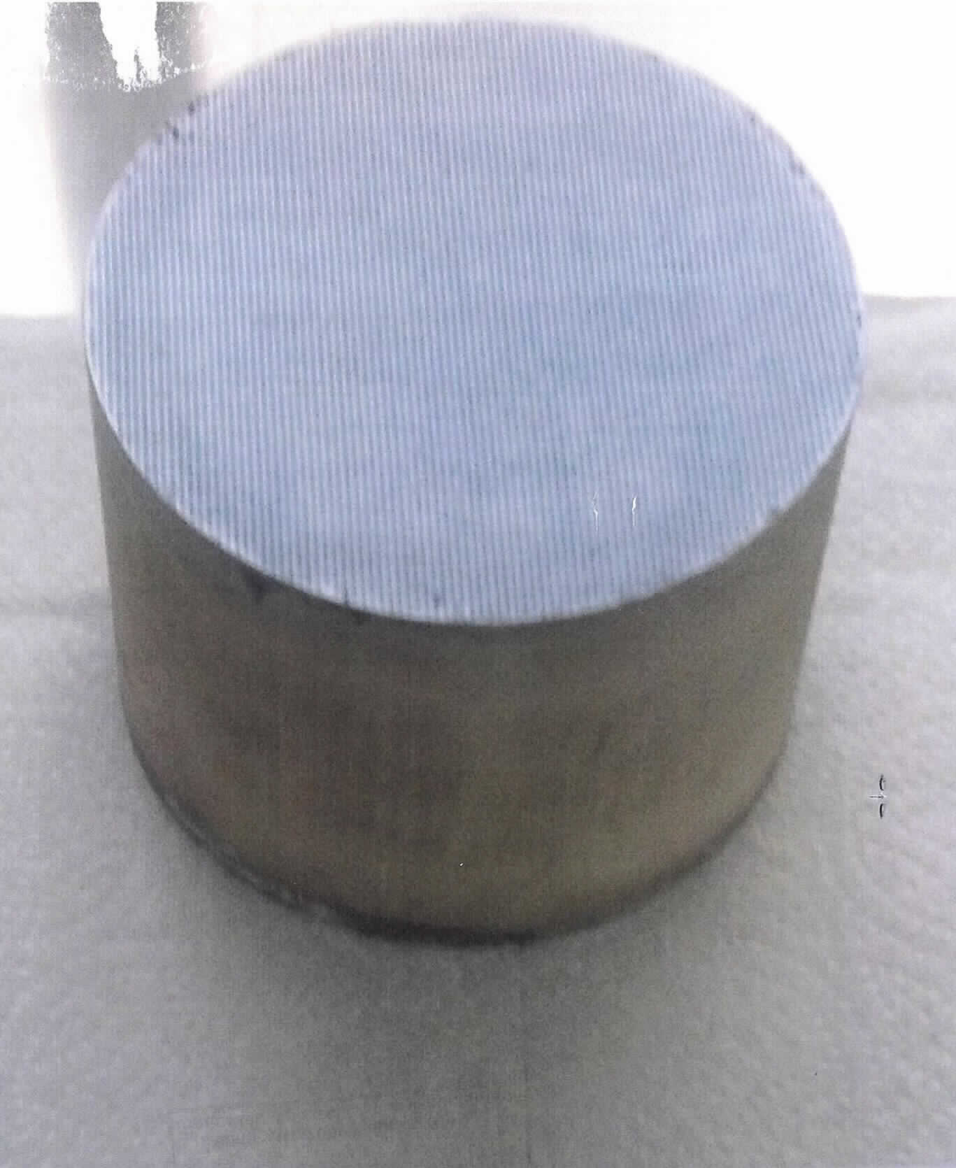 Katalysatorrohling

Angaben: 
Bei der Ware soll es sich um einen zylinderförmigen Wabenkörper aus Metall mit einer katalytisch aktiven Beschichtung handeln. Diese besteht aus Aluminiunoxid, auf dem Edelmetall fixiert ist. Der 2-Liter-Wabenkörper hat einen Durchmesser von 10 cm bis 12 cm und ist ohne Gehäuse, Zuleitungen o. Ä. . Er soll - nach Einbau in ein Stahlgehäuse - in Automobilen zur Abgasbehandlung (Oxidation von Kohlenwasserstoffen und Kohlenmonoxid sowie Reduktion von Stickoxiden) eingesetzt werden.

Statt eines Warenmusters wurde ein Foto vorgelegt.

Befund: 
Reaktionsauslöser, Reaktionsbeschleuniger und katalytische Zubereitungen, 
anderweit weder genannt noch inbegriffen, -auf Trägern fixierte Katalysatoren, --mit Edelmetall oder einer Edelmetallverbindung als aktiver Substanz