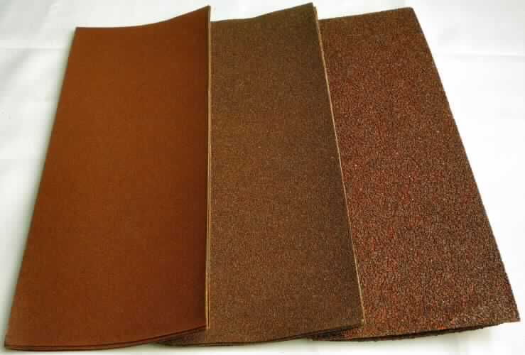 Angaben: Warenbezeichnung: Schleifbandset, NAN 1020654, SUWE 111428,110913 - Warenart: Schleifstreifen / flexibles Schleifmittel auf Unterlage - Abmessungen: 93 x 230 mm - Material: Unterlage: Kraft paper 100g / Schleifmittel: Alum.Oxide, Grain: 40, 80, 120, 180, 240; each 4 sheets - Bindung: Natural glue.

Feststellungen: Äußere Beschaffenheit der vorgelegten Warenmuster: 20 rechteckige, biegsame Schleifpapiere (Abmessungen: ca. 9,3 cm x 22,8 cm) mit rot-brauner, schmirgel-rauher Oberseite und brauner Papier-Unterseite (Aufdruck jeweils 4mal: 40, 60, 80, 120, 180).

Befund: Zolltariflich handelt es sich bei der Ware um ein Set von Schleifmitteln in Pulver- oder Körnerform auf einer Unterlage aus Papier, der Position 6805 des EZT.
