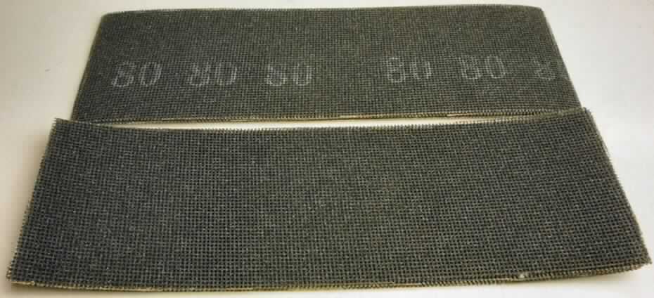 Angaben: Warenbezeichnung: Gitterleinenset, NAN 1020603, SUWE 110890 - Abmessungen: 93 x 280 mm - Material: Unterlage: Nylon Net (Gewebe) / Schleifmittel: Silicon Carbide in black, Grain Size: 100 - Bindung: Phenolic resin bond.

Feststellungen: Äußere Beschaffenheit des vorgelegten Warenmusters: 10 rechteckige, flache, schwarzgraue, gewebeförmige, biegsame Schleifpapiere (Abmessungen: 28,0 cm x 9,3 cm x 1,0 mm) mit schmirgel-rauher Ober- u. Unterseite.

Die Angaben der Antragstellerin werden als zutreffend unterstellt.

Befund: Zolltariflich handelt es sich bei der Ware um ein Set von Schleifmitteln in Pulver- oder Körnerform auf einer Unterlage aus Spinnstoff, der Position 6805 des EZT.