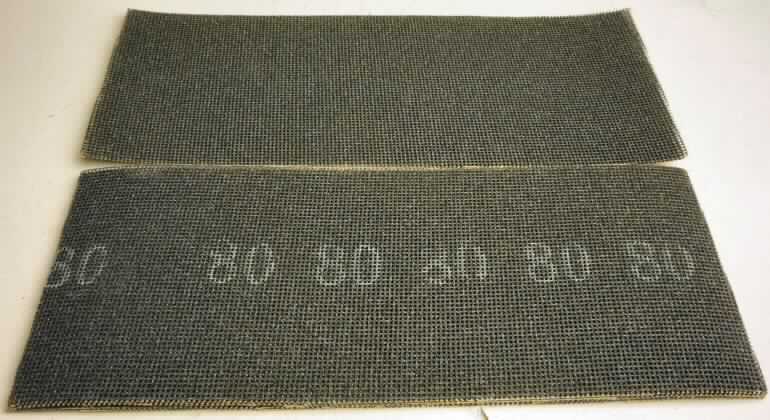 Angaben: Warenbezeichnung: Gitterleinenset, NAN 1020611, SUWE 110898 - Abmessungen: 115 x 280 mm - Material: Unterlage: Nylon Net (Gewebe) / Schleifmittel: Silicon Carbide in black, Grain Size: 100 - Bindung: Phenolic resin bond.

Feststellungen: Äußere Beschaffenheit des vorgelegten Warenmusters: 10 rechteckige, flache, schwarzgraue, gewebeförmige, biegsame Schleifpapiere (Abmessungen: 28,0 cm x 11,5 cm x 1,0 mm) mit schmirgel-rauher Ober- u. Unterseite.

Die Angaben der Antragstellerin werden als zutreffend unterstellt.

Befund: Zolltariflich handelt es sich bei der Ware um ein Set von Schleifmitteln in Pulver- oder Körnerform auf einer Unterlage aus Spinnstoff, der Position 6805 des EZT.