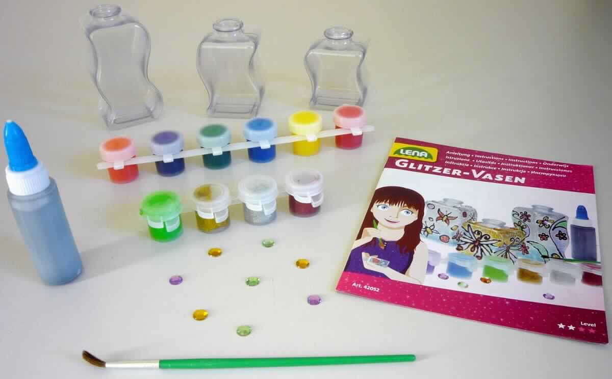 Angaben: 
Glitzer-Vasen Set; Glaskunst auf Vasen - einfach Konturen auftragen und ausmalen. 

Warenbeschreibung: 
Die vorliegende Ware besteht aus drei Kunststoffvasen, zehn Farbtöpfchen, einer Konturenfarbe, einem Pinsel, acht Schmucksteinen und einer Gebrauchsanweisung mit Designvorlagen. Das Set ist gemeinsam umverpackt und für den Einzelverkauf aufgemacht und dient zur Befriedigung eines gemeinsamen Bedarfs (Bemalen von Vasen).
 
Befund: 
Warenzusammenstellung im Sinne der AV 3b), bei der die Farben im Hinblick auf die Verwendung charakterbestimmend sind.