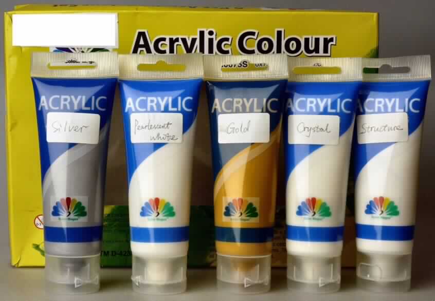 Angaben: Acryl Effektpaste, NAN 1066354, SUWE 112105. Warenzusammenstellung von sechs unterschiedlichen Acrylfarben in gemeinsamer Umverpackung, verwendet für den Maler- und Künstlerbedarf zum Bemalen von Leinwänden.

Warenbeschreibung: Die vorliegende Ware besteht aus einer bedruckten Pappfaltschachtel, die fünf tubenförmige 75ml-Kunststoffbehältnisse mit Dosieröffnung und Verschlusskappe enthält und nach den Antragstellerangaben unvollständig ist. Die Behältnisse sind mit flüssigen Farbpasten unterschiedlicher Farbe gefüllt, die zu einem abriebfesten Film abtrocknen.  
 
Befund: Farben zur Unterhaltung, in Zusammenstellungen.