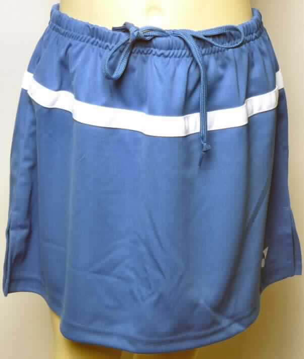 Rock, sog. Skirt, Artikel YTL - 8115E, Farbe: Sky Blue, Größe L, Foto siehe Anlage,
- in einem Polybeutel für den Einzelverkauf aufgemacht,
- aus 0,7 mm dicken, einfarbigen (blauen) Gewirken aus laut Antrag 100% Polyester
  (synthetische Chemiefasern),
- über den Schritt reichend (Seitenlänge: 34 cm),
- in der Taille abschließend; mit einem elastischen Taillenbund mit Tunnelzug,
- ohne Öffnung und ohne Verschluss,
- innen am Bund mit einer dauerhaft angenähten kurzen Hose, die kürzer gearbeitet ist
  als der Rock, so dass die Hosenbeine nicht zu sehen sind,
- mit einem aufgenähten, umlaufenden, kontrastfarbenen (weißen) Streifen,
- mit einem Firmenlogo bestickt,
- mit zwei 10 cm hoch reichenden Seitenschlitzen,
- am unteren Rand und an den Beinabschlüssen gesäumt,
- nach dem Schnitt und dem Gesamteindruck handelt es sich um einen Rock (somit keine 
  kurze Hose der Unterposition 6104 6300).

"Rock aus Gewirken, für Frauen, aus synthetischen Chemiefasern"