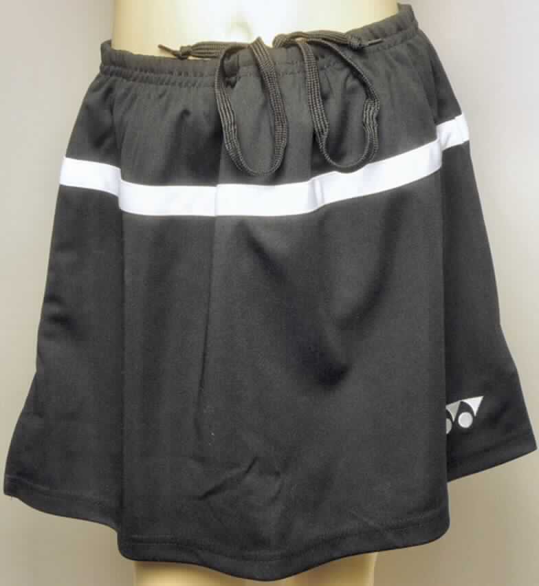 Rock, sog. Skirt, Artikel YTL - 8111E, Farbe: Black, Größe L, Foto siehe Anlage,
- in einem Polybeutel für den Einzelverkauf aufgemacht,
- aus 0,7 mm dicken, einfarbigen (schwarzen) Gewirken aus laut Antrag 100% Polyester
  (synthetische Chemiefasern),
- über den Schritt reichend (Seitenlänge: 34 cm),
- in der Taille abschließend; mit einem elastischen Taillenbund mit Tunnelzug,
- ohne Öffnung und ohne Verschluss,
- innen am Bund mit einer dauerhaft angenähten kurzen Hose, die kürzer gearbeitet ist
  als der Rock, so dass die Hosenbeine nicht zu sehen sind,
- mit einem aufgenähten, umlaufenden, kontrastfarbenen (weißen) Streifen,
- mit einem Firmenlogo bestickt,
- mit zwei 10 cm hoch reichenden Seitenschlitzen,
- am unteren Rand und an den Beinabschlüssen gesäumt,
- nach dem Schnitt und dem Gesamteindruck handelt es sich um einen Rock (somit keine 
  kurze Hose der Unterposition 6104 6300).

"Rock aus Gewirken, für Frauen, aus synthetischen Chemiefasern"