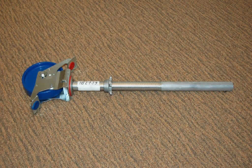 Es handelt sich i. W. um Rollen (Durchmesser: etwa 200 mm, Radbreite: etwa 50 mm) aus Kunststoff, die in einem Gehäuse mit Kipphebel, aus Stahl (charakterbestimmend), und drehbarer Befestigungsplatte aus Stahl montiert sind.
Auf der Befestigungsplatte ist ein etwa 74 cm langes, teilweise mit einem Gewinde versehenes Rohr aus Aluminium mit spezifisch geformter Mutter aus Aluminium angebracht, das am Ende mit einer Hülse aus Aluminium versehen ist.
Stahl herrscht gewichtsmäßig gegenüber Aluminium vor.
Die Erzeugnisse dienen zur Verwendung als Gerüstrolle und verfügen über eine Tragkraft von 500 kg.
- Antragstellerangaben -

Abbildung siehe Anlage.

Derartige Erzeugnisse gehören als "Konstruktionsteile (Gerüstmaterial) aus Stahl" zur Codenummer 7308 4000 00 des Integrierten Zolltarifs der EG (TARIC).