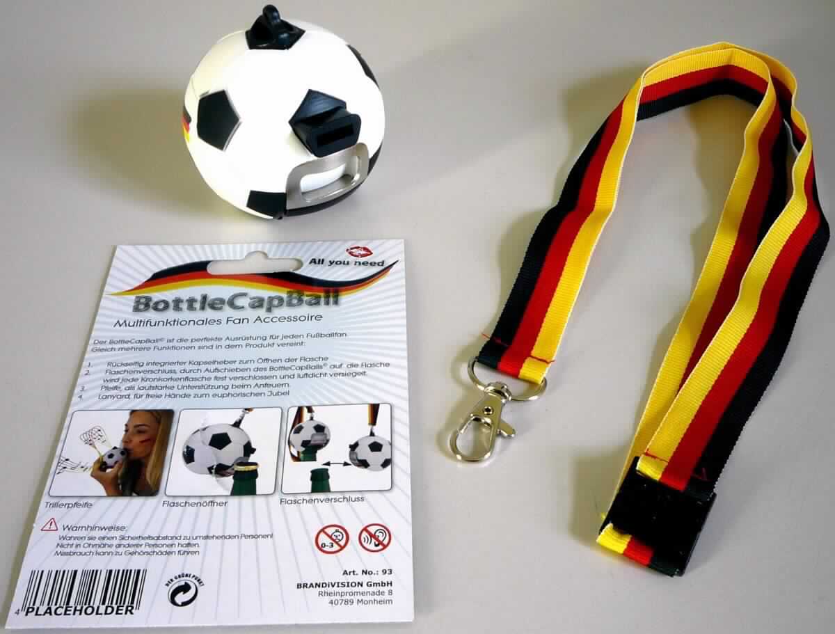 Die vorliegende Ware wird als "Bottle Cap Ball" bezeichnet. Bei dem sogenannten "Multifunktionalen Fan Accessoires" handelt es sich um eine aus verschiedenen Bestandteilen zusammengesetzte Ware, zum Teil noch nicht zusammengesetzt, bestehend aus einem stilisierten Fußball aus Schaumkunststoff (Durchmesser ca. 7 cm), in den eine Signalpfeife / Mundpfeife aus Kunststoff, ein Kapselheber mit arbeitendem Teil aus unedlem Metall und ein Flaschenverschluss aus Kunststoff eingearbeitet sind. Das Erzeugnis lässt sich durch eine an der Oberseite vorhandene Öse mit einem beiliegenden Spinnstoffband (Lanyard) mit Karabinerhaken verbinden und kann so um den Hals getragen werden. 

Ein charakterverleihender Bestandteil ist bei der zusammengesetzten Ware nicht ermittelbar, so dass die Einreihung in die zuletzt genannte der gleichermaßen in Betracht kommenden Positionen erfolgt. 

Die auf einer Pappkarte aufgeblisterte Ware ist als "Signalpfeife, andere als Spieldosen" einzureihen.