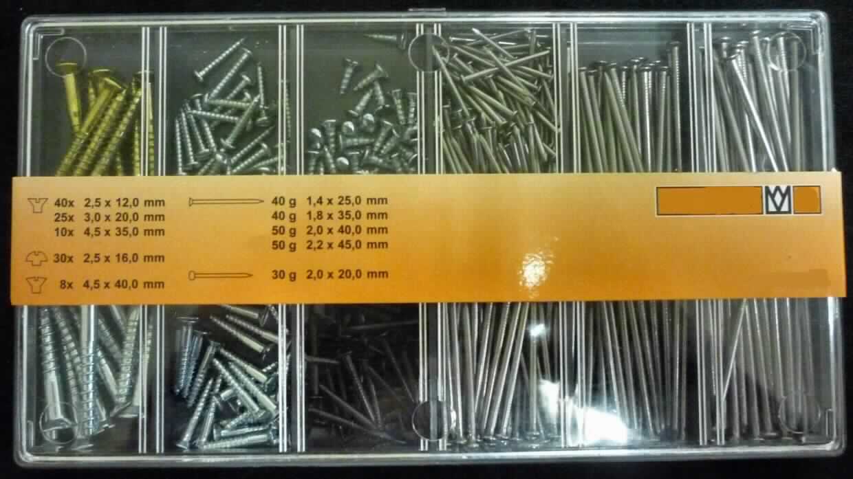 Es handelt sich um eine Warenzusammenstellung in Aufmachung für den Einzelverkauf, bestehend aus verschiedenen Nägeln und Schrauben aus Eisen oder Stahl:
- Nägel mit einem Durchmesser von ca. 1,4 mm und einer Länge von ca. 25 mm 
- Nägel mit einem Durchmesser von ca. 1,8 mm und einer Länge von ca. 35 mm 
- Nägel mit einem Durchmesser von ca. 2,0 mm und einer Länge von ca. 40 mm 
- Nägel mit einem Durchmesser von ca. 2,2 mm und einer Länge von ca. 45 mm 
- Nägel mit einem Durchmesser von ca. 2,0 mm und einer Länge von ca. 20 mm
- Schrauben mit einem Durchmesser von ca. 2,5 mm und einer Länge von ca. 16 mm
- Schrauben mit einem Durchmesser von ca. 3,0 mm und einer Länge von ca. 12 mm
- Schrauben mit einem Durchmesser von ca. 4,5 mm und einer Länge von ca. 20 mm
- Schrauben mit einem Durchmesser von ca. 4,5 mm und einer Länge von ca. 35 mm
- Schrauben mit einem Durchmesser von ca. 4,5 mm und einer Länge von ca. 40 mm
Die Nägel sind im oberen Bereich des Schafts mit Rillen versehen; die Schrauben weisen ein metrisches Gewinde mit spitz zulaufendem Ende auf und haben, je nach Ausführung, einen gschlitzten Linsen- oder Senkkopf.
Die Nägel bestimmen hinsichtlich der Menge und des Gewichts den Charakter der Warenzusammenstellung.

Die Waren sind gemeinsam in einer zwölffach unterteilten Kunststoffbox verpackt.

Abbildung siehe Anlage.

Derartige Erzeugnisse gehören als "andere Nägel aus Draht aus Eisen oder Stahl" zur Codenummer 7317 0060 00 0 des Zolltarifs.