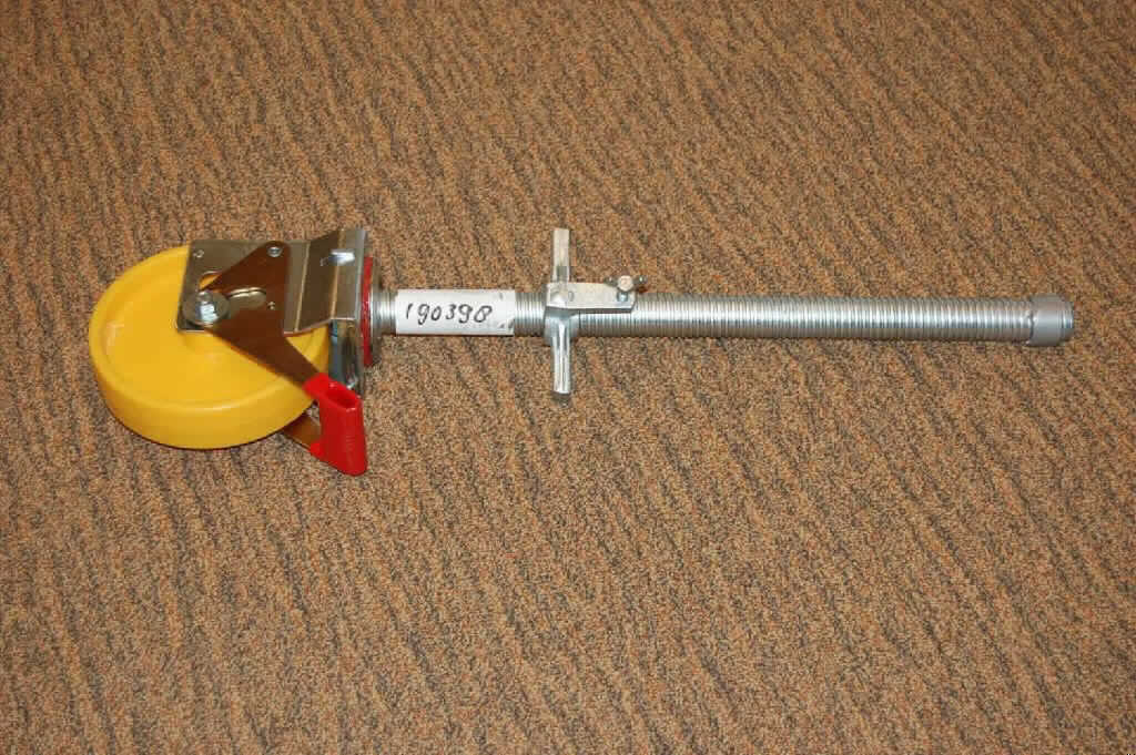 Es handelt sich i. W. um Rollen (Durchmesser: etwa 200 mm, Radbreite: etwa 50 mm) aus Kunststoff, die in einem Gehäuse mit Kipphebel, aus Stahl (charakterbestimmend), und Befestigungsplatte aus Stahl montiert sind.
Auf der Befestigungsplatte ist ein etwa 60 cm langes, über sie gesamte Länge mit einem Gewinde versehenes, sog. Trapezgewinderohr mit einer flügelmutterähnlichen Sicherung, aus Stahl angebracht.
Die Erzeugnisse dienen der Verwendung als Gerüstrollen und verfügen über eine Tragkraft von 750 kg.
- Antragstellerangaben -

Abbildung siehe Anlage.

Derartige Erzeugnisse gehören als "Konstruktionsteile (Gerüstmaterial) aus Stahl" zur Codenummer 7308 4000 00 des Integrierten Zolltarifs der EG (TARIC).