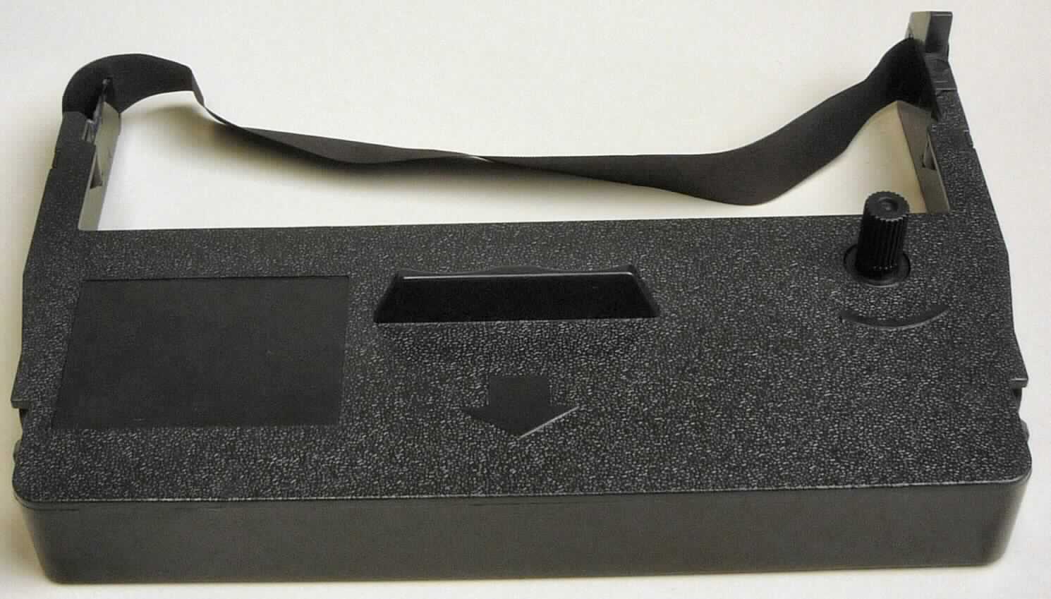 Sog. "Farbband, Nachbau", siehe Abbildung, ca. 12,8 x 9,0 x 1,6 cm (= B x H x T) groß, im Wesentlichen bestehend aus einem aus Chemiefaser (Nylon) hergestellten Farbband, welches mit schwarzer Tinte getränkt ist, eine Breite von 13 mm besitzt und in einer schwarzen Kunststoffkassette montiert ist.

Das Erzeugnis ist als "Band für Schreibmaschinen und ähnliche Bänder, mit Tinte oder anders für Abdrucke präpariert, auch auf Spulen oder in Kassetten, aus Chemiefasern, mit einer Breite von weniger als 30 mm, dauerhaft in Kunststoff- oder Metallkassetten eingeschlossen, von der in automatischen Schreibmaschinen, automatischen Datenverarbeitungsmaschinen und anderen Maschinen verwendeten Art" einzureihen.