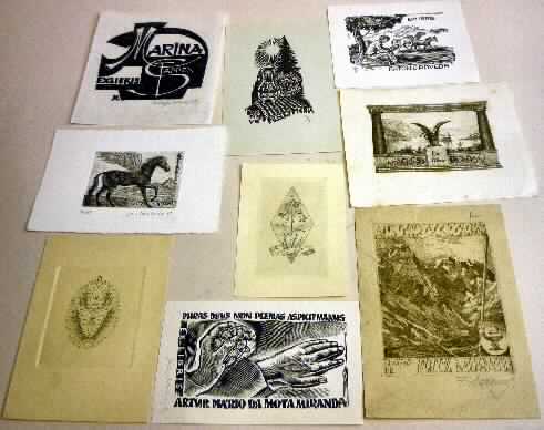 Sog. Buchzeichen (Exlibris) mit folgenden Beschaffenheitsmerkmalen (s. Foto):
a) drei auf Papier gedruckte Radierungen:
-- Jean Lambrecht, ein Flügelpferd (Pegasus) darstellend, 13,5 x 9 cm,
-- ohne Herstellerangabe, eine Berglandschaft mit See und Kirche darstellend, 13, 5 x 11 cm,
-- Franz Lakony, eine Bergwelt darstellend, 14,5 x 10 cm
b) zwei auf Papier gedruckte Holzstiche:
-- Johann Nama, eine gefüllte und ein Paar gefaltete Hände darstellend, 7,5 x 12 cm,
-- Helga Lange, ein Firmensignet darstellend, 11 x 12 cm
c) zwei auf Papier gedruckte Holzschnitte:
-- Vecserke Zselt, einen Tisch mit Krug und Teller vor einer Tanne darstellend, 9 x 14 cm,
-- Hans Hauke, eine Landschaft mit Pferden und sitzender Person darstellend, 11,5 x 9,5 cm und
d) zwei auf Papier gedruckte Kupferstiche:
-- Woyty Wimmer, ein Blumenmotiv darstellend, 10 x 7,5 cm
-- Woyty Wimmer, eine ovale Blüte darstellend, 12,5 x 9 cm.

Die Erzeugnisse werden in Bücher eingeklebt und kennzeichnen den Besitzer; am 
beschriebenen Herstellungsverfahren bestehen keine Zweifel.

Die beschriebenen Waren sind als "Originalstiche, -schnitte und -steindrucke" einzureihen.