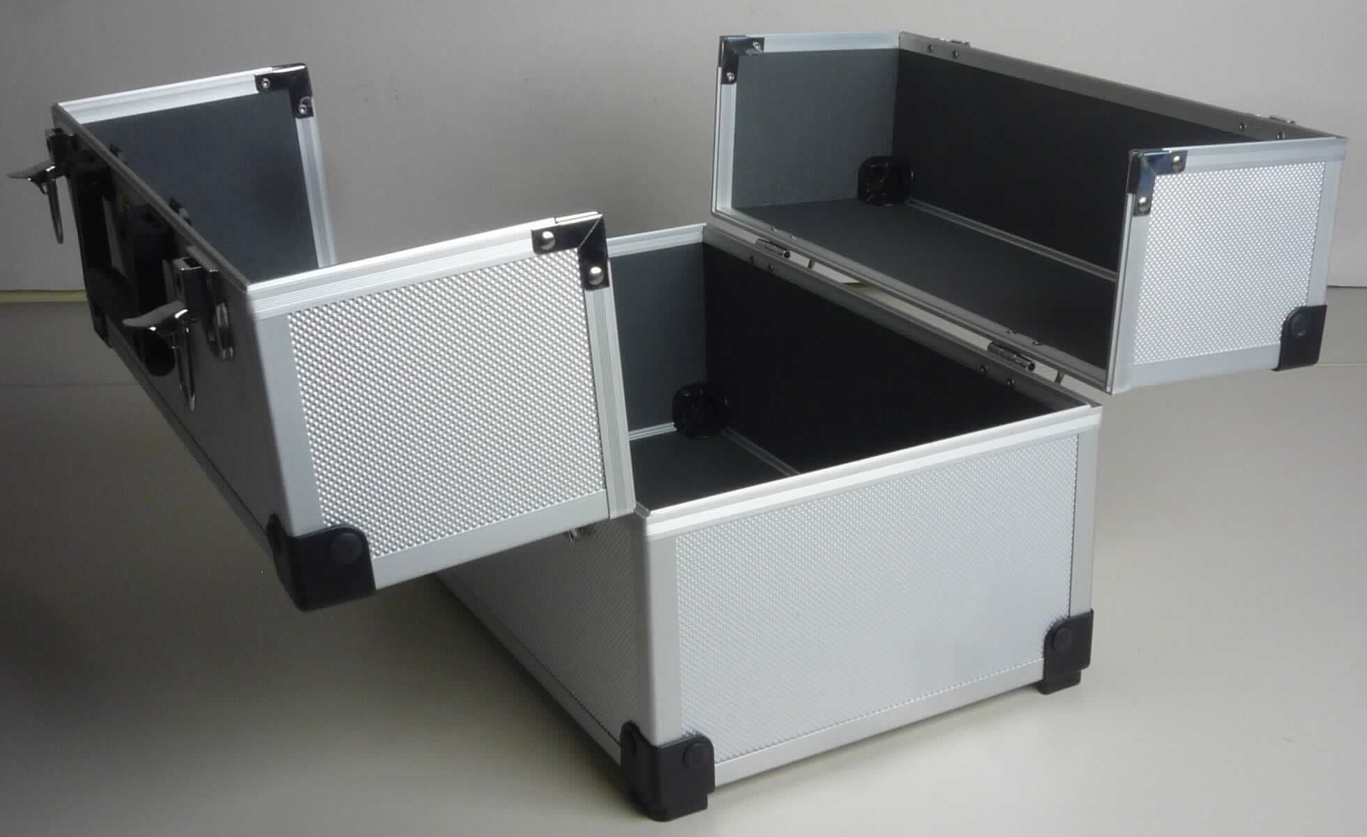 Handkofferähnliches Behältnis, sog. Werkzeugkasten, Foto siehe Anlage,
- mit einer Außenseite aus silberfarbenen Kunststofffolien (noppenartig geprägt),
  die auf einer Unterkonstruktion aus entsprechend zugeschnittenen Holzfaserplatten aufgeklebt sind,
- mit einem Rahmen aus lt. Antrag Aluminium und Eckverstärkungen aus Kunststoff,
- mit zweiteiligem Deckel,
- mit einem Handtragegriff aus Kunststoff,
- mit zwei verschließbaren Bügelschlössern,
- innen ohne weitere Einteilung,
- in den Abmessungen von ca. 36,5 cm x 23,0 cm x 27,5 cm.

"Handkofferähnliches Behältnis, mit Außenseite aus Kunststofffolien"