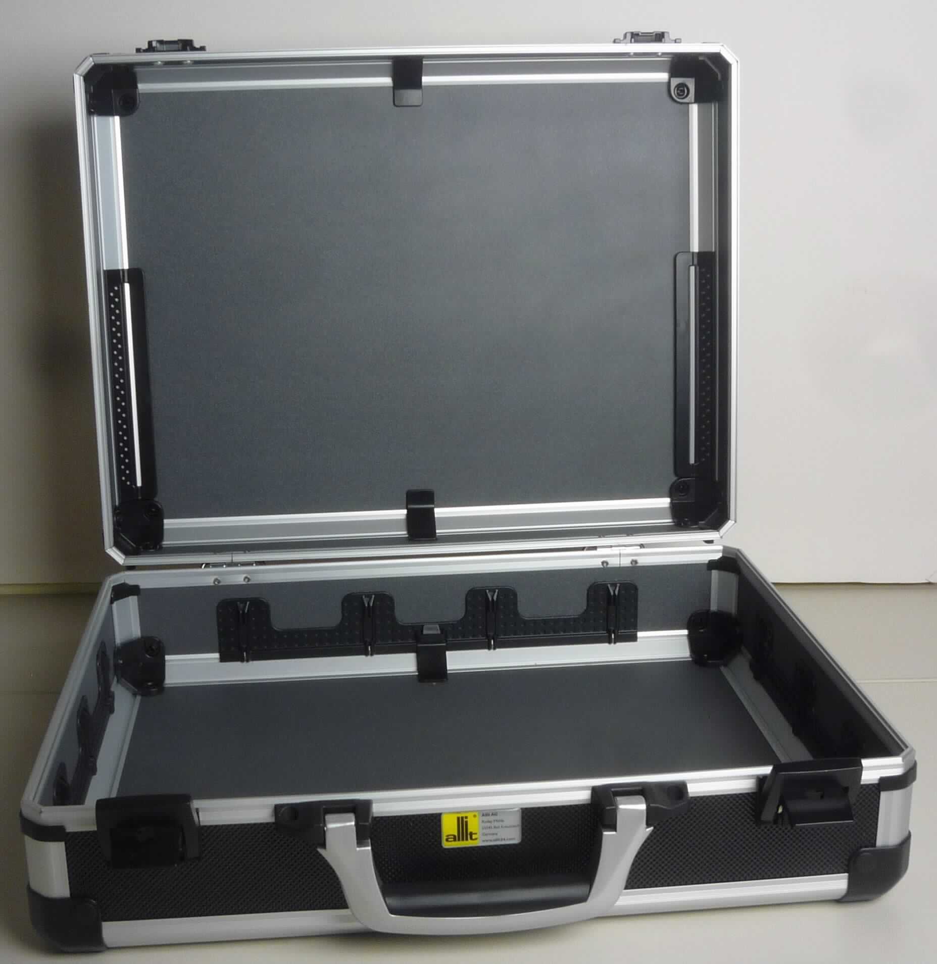 Handkoffer, sog. Service- und Montagekoffer, Foto siehe Anlage,
- mit einer Außenseite aus schwarzen Kunststofffolien (noppenartig geprägt),
  die auf einer Unterkonstruktion aus entsprechend zugeschnittenen Holzfaserplatten aufgeklebt sind,
- mit einem Rahmen aus lt. Antrag Aluminium und Eckverstärkungen aus Kunststoff,
- mit einem Handtragegriff aus Kunststoff,
- mit zwei verschließbaren Spannbügelverschlüssen,
- innen ohne weitere Einteilung,
- mit Trennsteghalterungen an allen Wänden des Unterteils; mit Halterungen für Textilwerkzeughalter,
- in den Abmessungen von ca. 44,5 cm x 37,0 cm x 14,5 cm.

"Handkoffer, mit Außenseite aus Kunststofffolien"