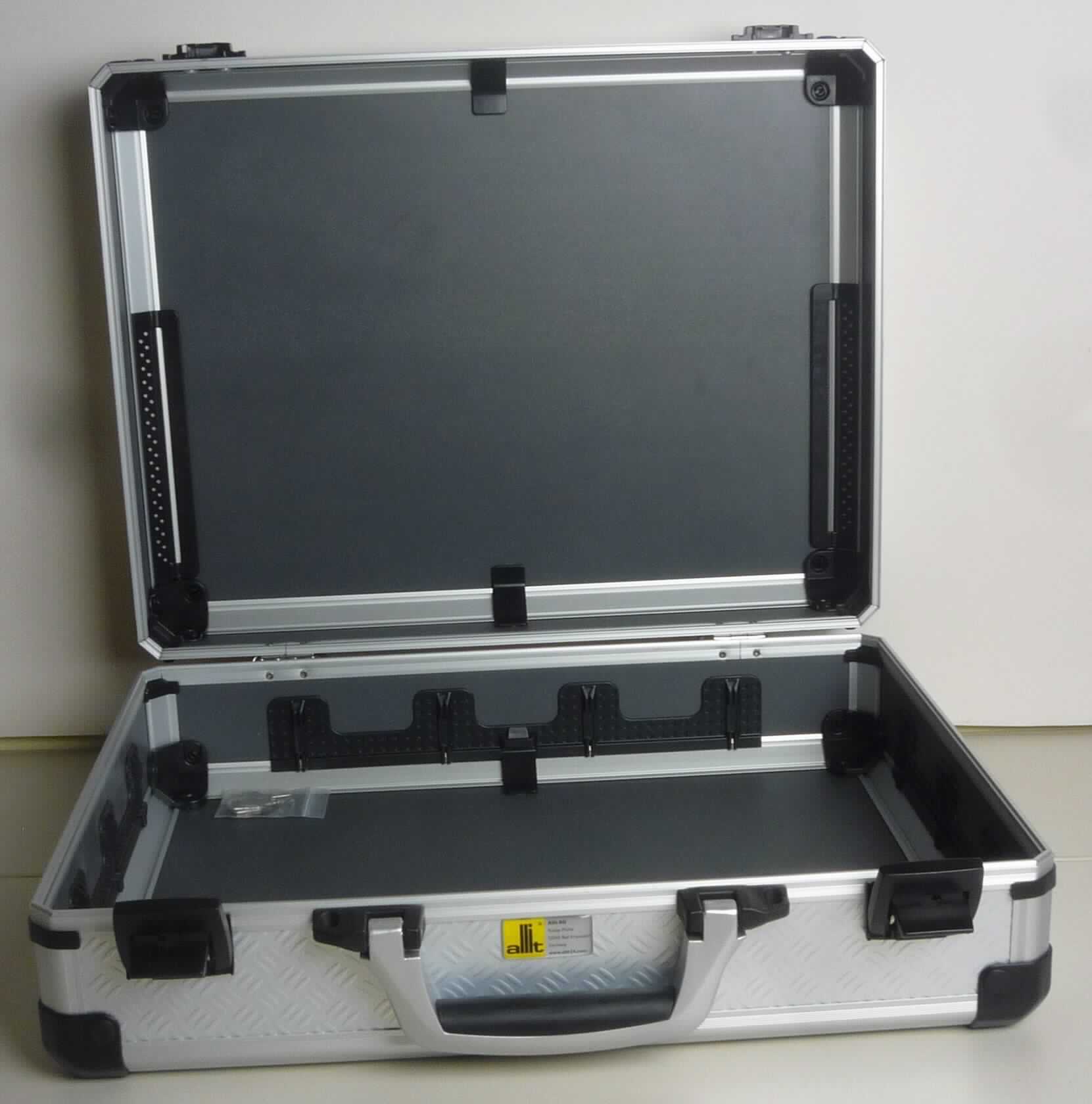 Handkoffer, sog. Service- und Montagekoffer, Foto siehe Anlage,
- mit einer Außenseite aus silberfarbenen Kunststofffolien (Riffelstruktur),
  die auf einer Unterkonstruktion aus entsprechend zugeschnittenen Holzfaserplatten aufgeklebt sind,
- mit einem Rahmen aus lt. Antrag Aluminium und Eckverstärkungen aus Kunststoff,
- mit einem Handtragegriff aus Kunststoff,
- mit zwei abschließbaren Spannbügelverschlüssen,
- innen ohne weitere Einteilung,
- mit Trennsteghalterungen an allen Wänden des Unterteils; mit Halterungen für Textilwerkzeughalter,
- in den Abmessungen von ca. 44,5 cm x 37,0 cm x 14,5 cm.

"Handkoffer, mit Außenseite aus Kunststofffolien"
