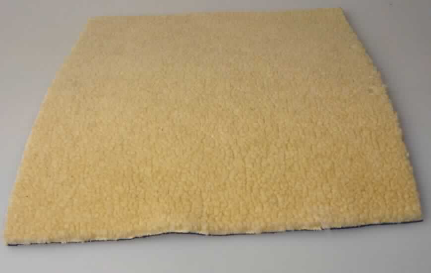 Textillaminat, Foto siehe Anlage,
- als Meterware,
- aus zwei mit ihrer ganzen Fläche aufeinanderliegenden und so miteinander durch Kleben verbundenen Lagen,
- laut Untersuchungsergebnis bestehend aus:
-- einer Florseite 
--- aus einem ca. 5,3 mm dicken Hochflorerzeugnis / Plüschgewirke mit einem Flor aus Polyester- und 
    Polyacrylspinnfasern (synthteicshe Chemiefasern) und einem Grund aus synthetischen Chemiefasern,
-- einer ca. 0,2 mm dicken Mittellage aus Kleber (Schaumkunststoff); im Querschnitt mit bloßem Auge nicht
   wahrnehmbar,
-- einer glatten Seite aus einem, auf der Außenseite mit bloßem Auge wahrnehmbar mit einer geprägten 
   Kunststofffolie (kein Zellkunststoff; laut Antrag Polyurethan) versehenen, geschmirgelten und 
   buntgewirkten Kettengewirke der Position 5903 aus synthetischen Chemiefasern (laut Antrag: Polyester),    
- die Ware ist beidseitig verwendbar,
- hinsichtlich des Umfangs stellt sich das Hochflorerzeugnis / Plüschgewirke als charakterbestimmend dar;
  in Bezug auf den Wert bestimmt das Gewirke mit Kunststofflage den Charakter der Ware; somit kann keinem
  der beiden Flächenerzeugnisse eine charakterbestimmende Eigenschaft zuerkannt werden; die Ware ist 
  damit der von den gleichermaßen in Betracht kommenden Positionen (5903/6001) in der Nomenklatur zuletzt 
  genannten zuzuweisen. 

"Plüsch (Hochflorerzeugnis), gewirkt, aus synthetischen Chemiefasern"