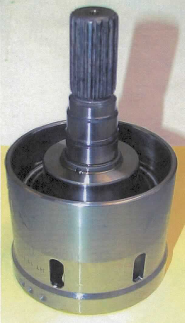 Erkennbares Teil für Kraftfahrzeuge, sog. Kupplungsgehäuse, Fotos siehe Anlage,
- speziell gefertigtes Gehäuse einer nasslaufenden Lamellenkupplung aus unedlem Metall, 
- in annähernd glockenartiger Form; im unteren Bereich zu einem rohrförmigen Träger, 
  im oberen Bereich zu einem verzahnten Zapfen ausgeformt,
- am unteren Rand des rohrförmigen Trägers mit länglichen Aussparungen sog. Fliehöffnungen, 
  durch die das innenlaufende Kühlöl austreten kann; auf der Innenseite mit sog. Keilnuten zur 
  Verzahnung bzw. Führung der sog. Reibelemente (Lamellen),
- dient laut Antrag zur Aufnahme der Spule, der Außen- bzw. Innenlamellen sowie der Ausgangswelle,
- erkennbar zum Einbau in ein Kraftfahrzeug bestimmt.

"Teil für Kraftfahrzeuge der Position 8701 bis 8705 (Teil einer Schaltkupplung), nicht zur industriellen Montage"