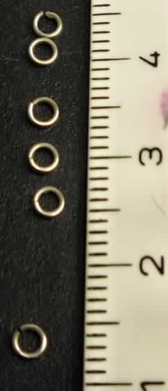 Es handelt sich um kreisrunde, mit einer Aussparung versehene Erzeugnisse (Durchmesser: etwa 3 mm) aus Stahldraht. Sie dienen zur Verwendung in der Schmuckherstellung.
- Antragstellerangaben - 

Abbildung siehe Anlage.

Derartige Erzeugnisse gehören als "Ösen aus unedlem Metall, zum Fertigen oder Ausrüsten anderer Waren" zur Codenummer 8308 1000 00 des Integrierten Zolltarifs der EG (TARIC).