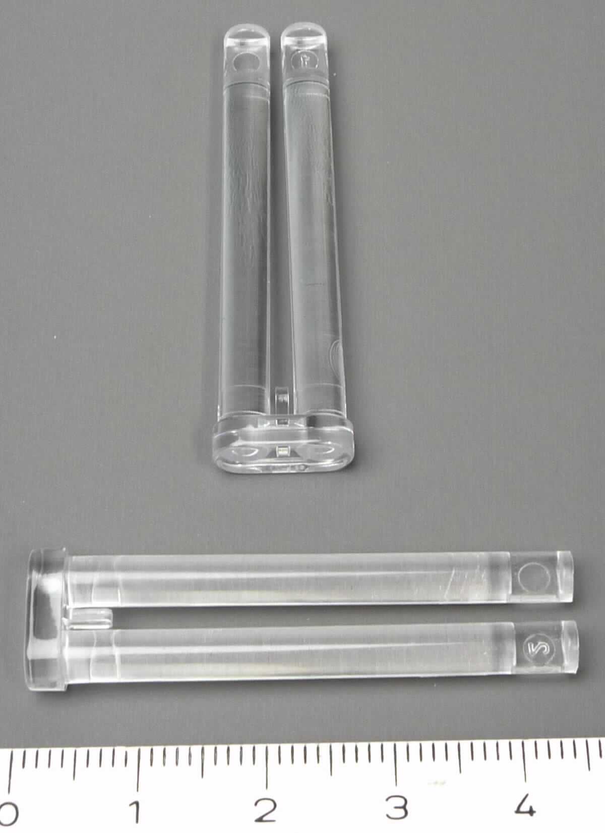 Sog. D0-Schnittstelle, aus Polycarbonat SABIC, Lexan 241R, in Form von zwei transparenten, parallel verlaufenden  Stäben, die unten über einen Steg miteinander verbunden sind. Die Polycarbonatstäbe sind Bestandteile der D0-Schnittstelle und stellen sich als Lichtleiter dar, die dazu dienen, Infrarotlicht mit verringerter Streuung von der Gehäusegrenze zu einer Empfangsdiode zu lenken, bzw. umgekehrt von einer Sendediode zur Gehäusegrenze. 
Zur äußeren Form siehe Abbildung in Anlage.

Damit stellen sich die Lichtleiter als ein optisches Element der Position 9001 dar und sind gemäß Anmerkung 2 a) zu Kapitel 90 in diese Position einzureihen, auch wenn sie für einen Elektrizitätszähler bestimmt sind. 

Die Ware wird als "optisches Element, nicht aus optisch nicht bearbeitetem Glas, anderes als in Unterposition (HS) 9001 10 bis 9001 50 genannt, anderes als in TARIC-Code 9001 9000 10 bis 9001 9000 85 genannt" eingereiht.